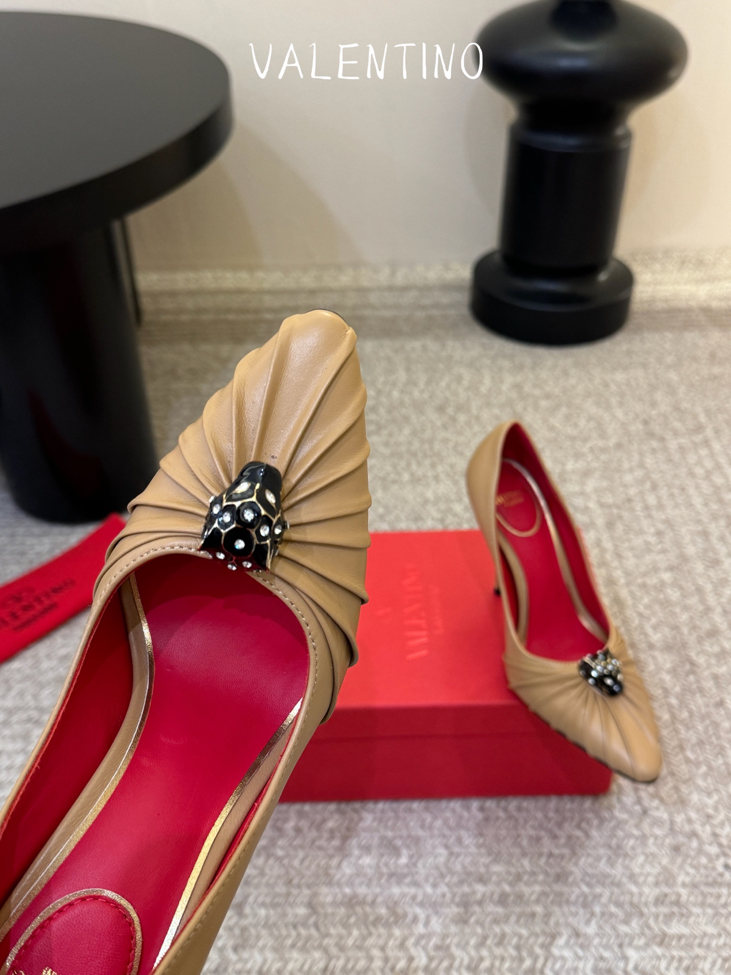 华伦天奴Valentino水晶镶嵌豹子🐆“有金有赚”🤩豹子元素上的金色勾丝点缀水晶镶嵌奢华精致让Vale