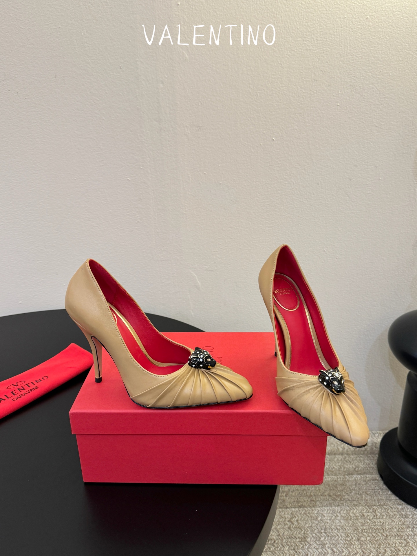 华伦天奴Valentino水晶镶嵌豹子🐆“有金有赚”🤩豹子元素上的金色勾丝点缀水晶镶嵌奢华精致让Vale