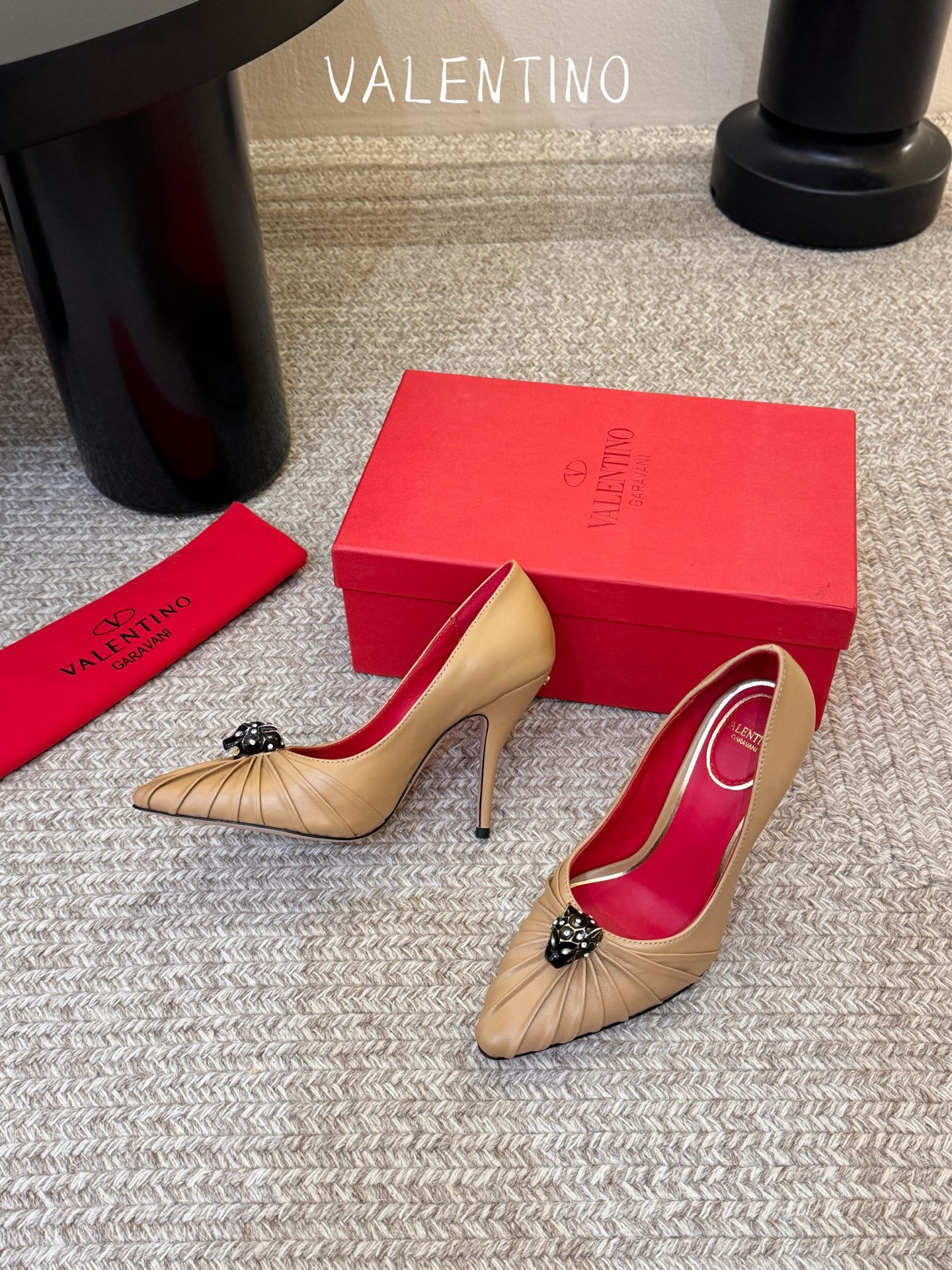 华伦天奴Valentino水晶镶嵌豹子🐆“有金有赚”🤩豹子元素上的金色勾丝点缀水晶镶嵌奢华精致让Vale