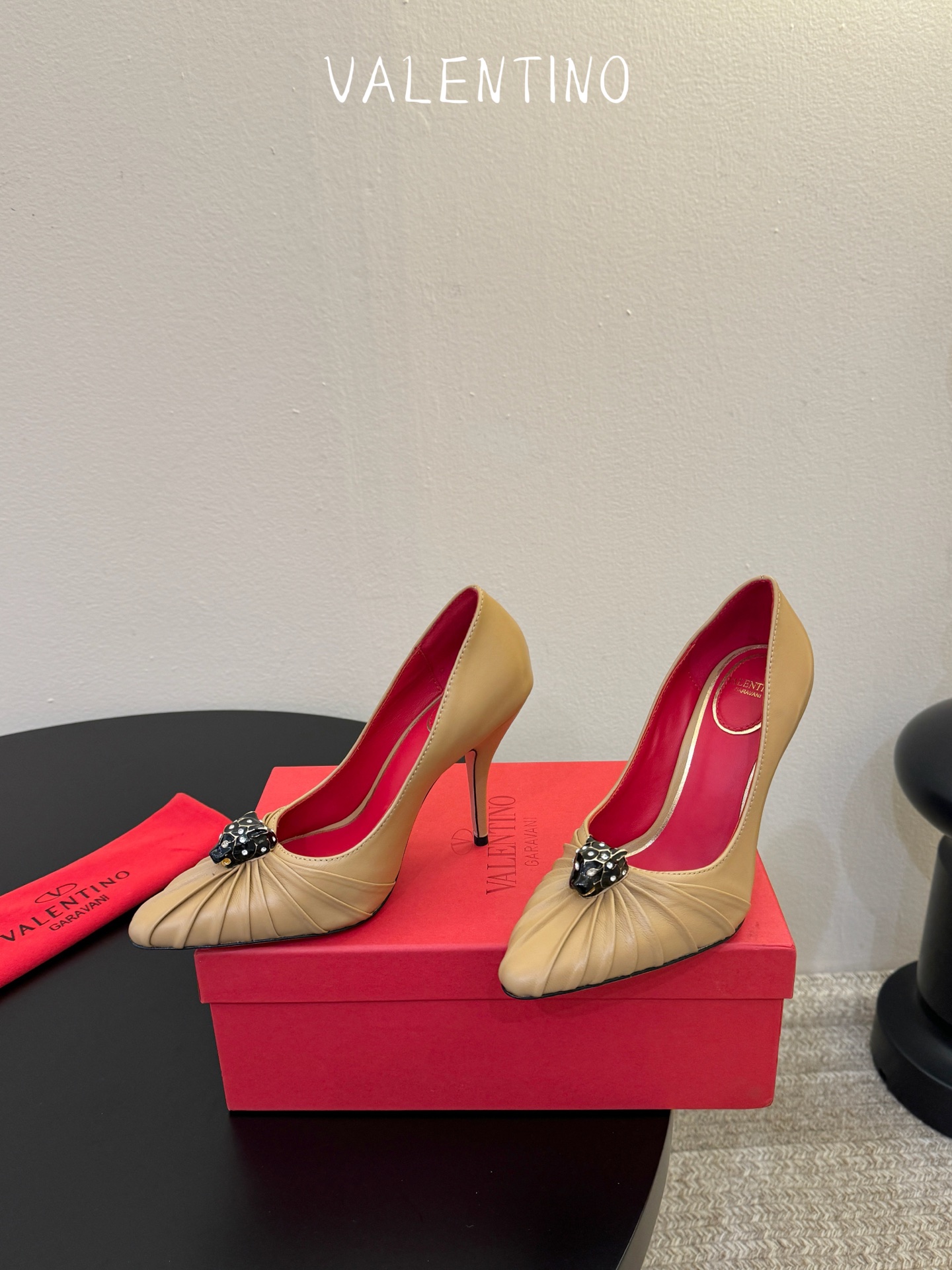 华伦天奴Valentino水晶镶嵌豹子🐆“有金有赚”🤩豹子元素上的金色勾丝点缀水晶镶嵌奢华精致让Vale