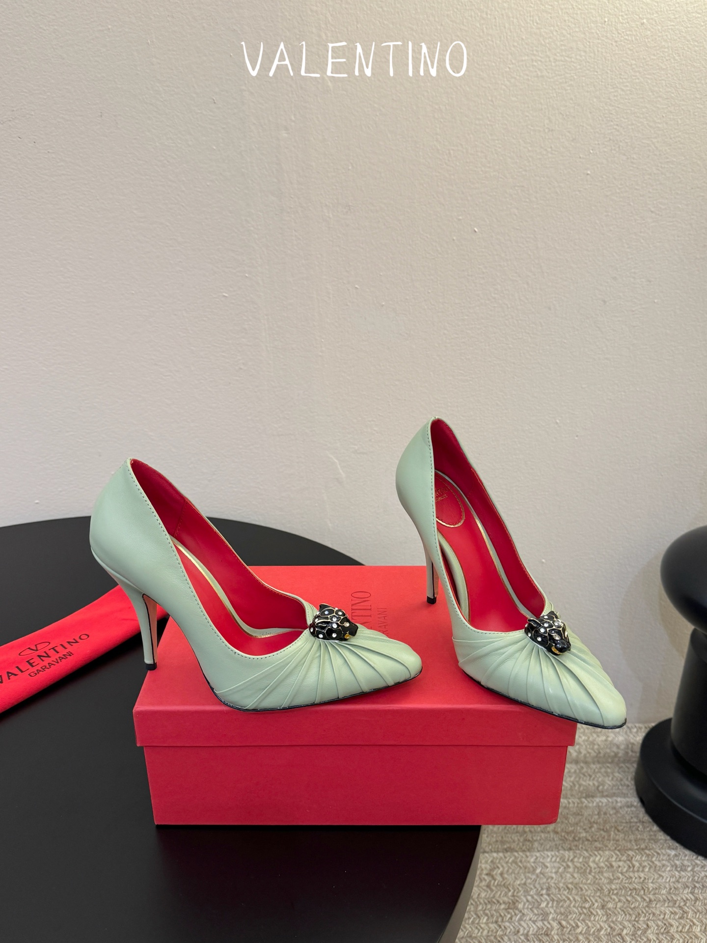 华伦天奴Valentino水晶镶嵌豹子🐆“有金有赚”🤩豹子元素上的金色勾丝点缀水晶镶嵌奢华精致让Vale