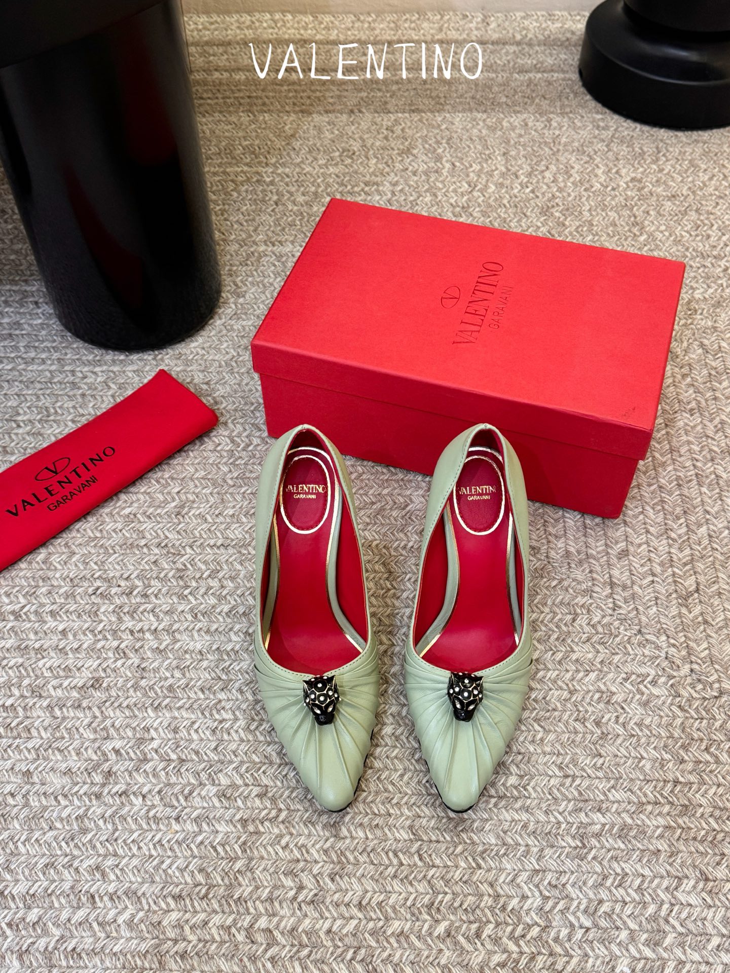 华伦天奴Valentino水晶镶嵌豹子🐆“有金有赚”🤩豹子元素上的金色勾丝点缀水晶镶嵌奢华精致让Vale