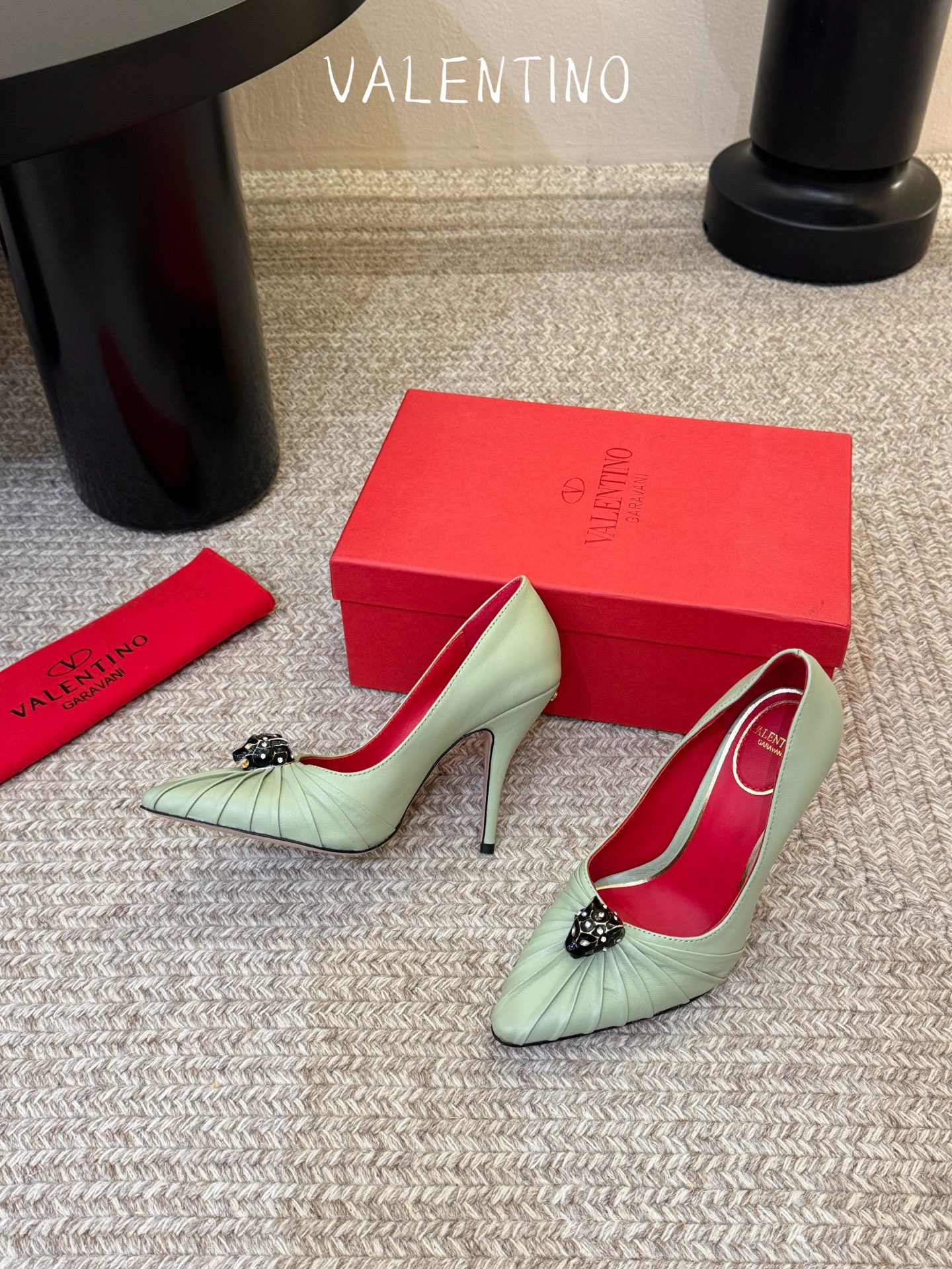 华伦天奴Valentino水晶镶嵌豹子🐆“有金有赚”🤩豹子元素上的金色勾丝点缀水晶镶嵌奢华精致让Vale