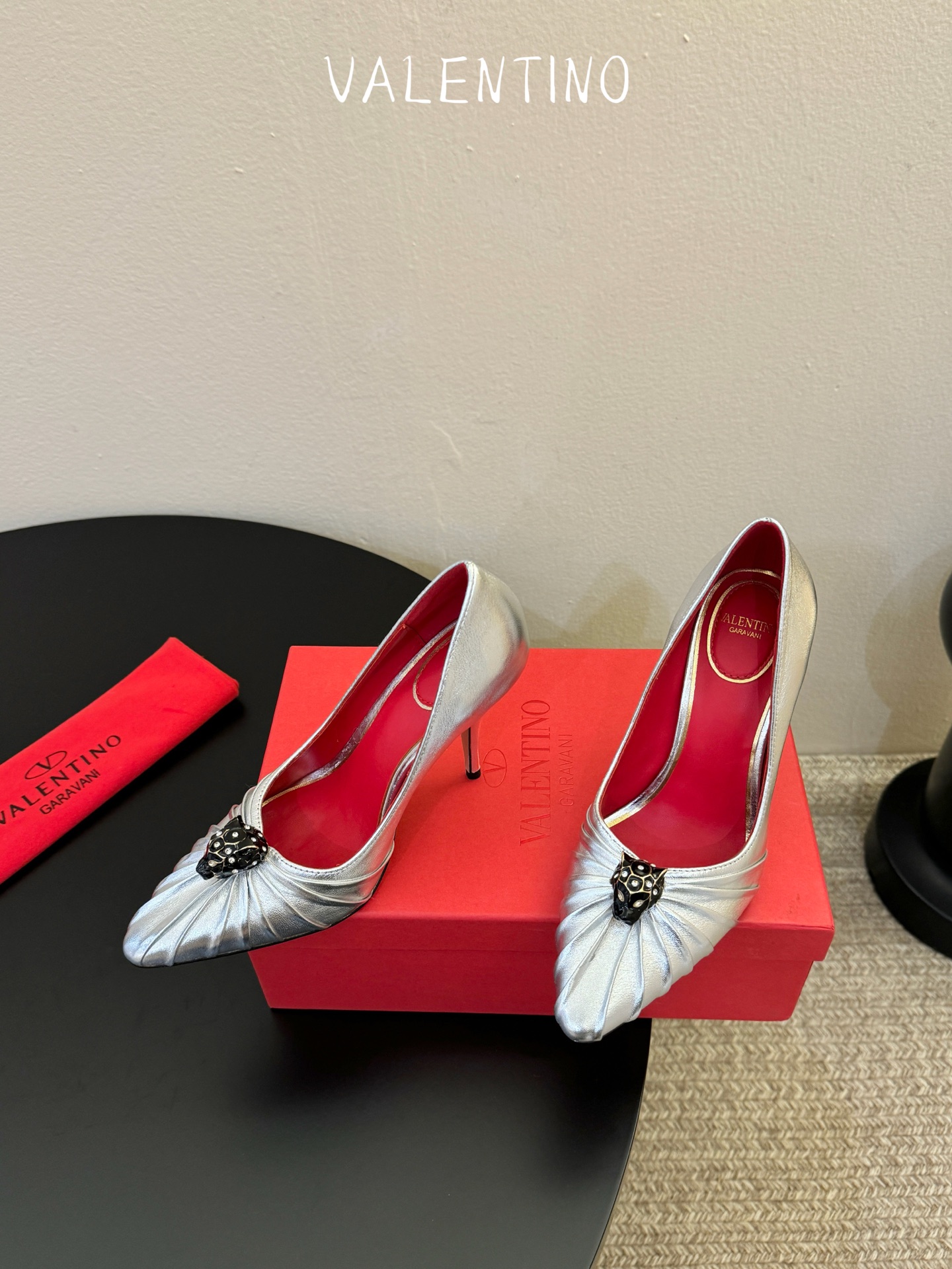 华伦天奴Valentino水晶镶嵌豹子🐆“有金有赚”🤩豹子元素上的金色勾丝点缀水晶镶嵌奢华精致让Vale