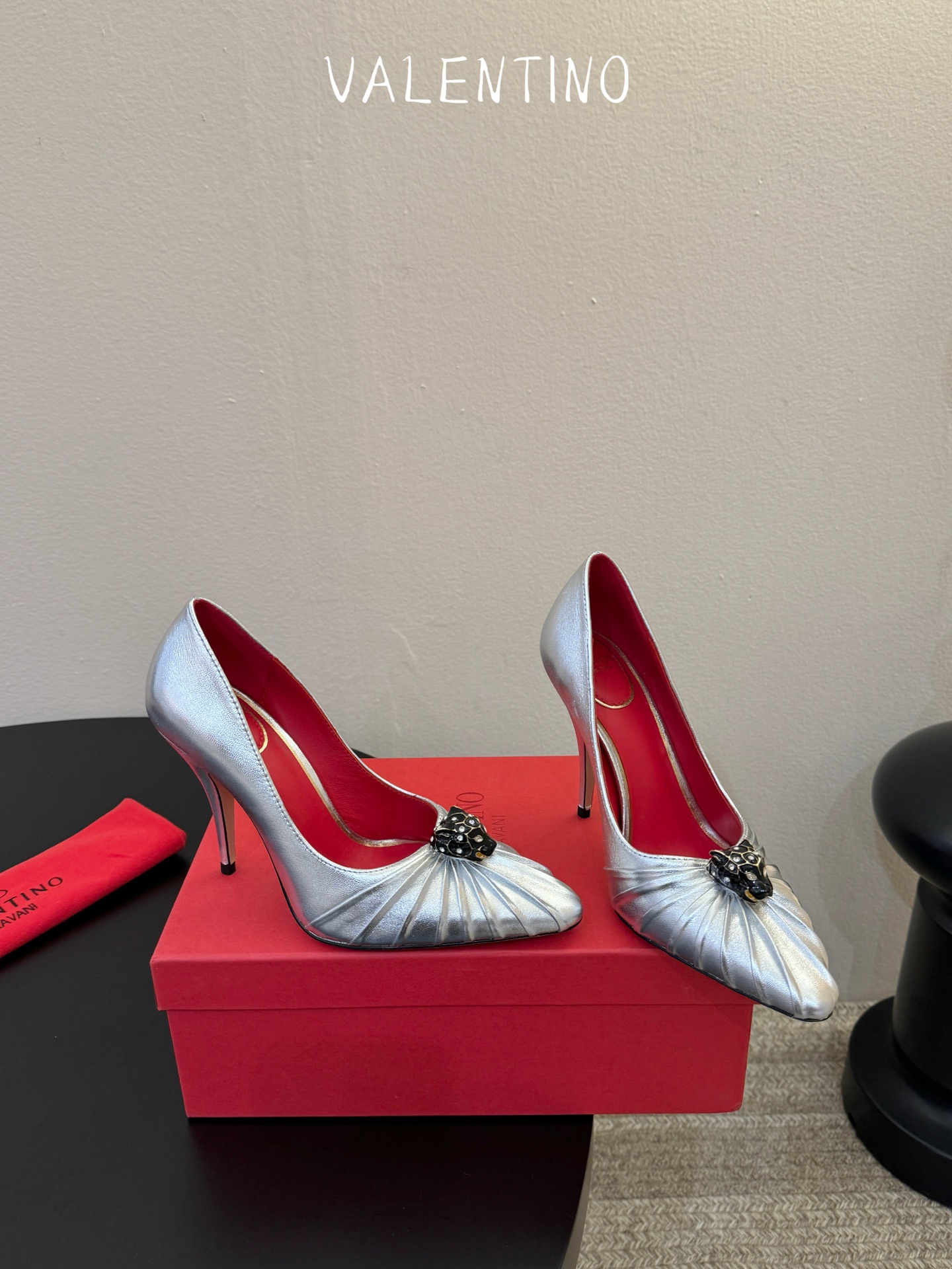 华伦天奴Valentino水晶镶嵌豹子🐆“有金有赚”🤩豹子元素上的金色勾丝点缀水晶镶嵌奢华精致让Vale