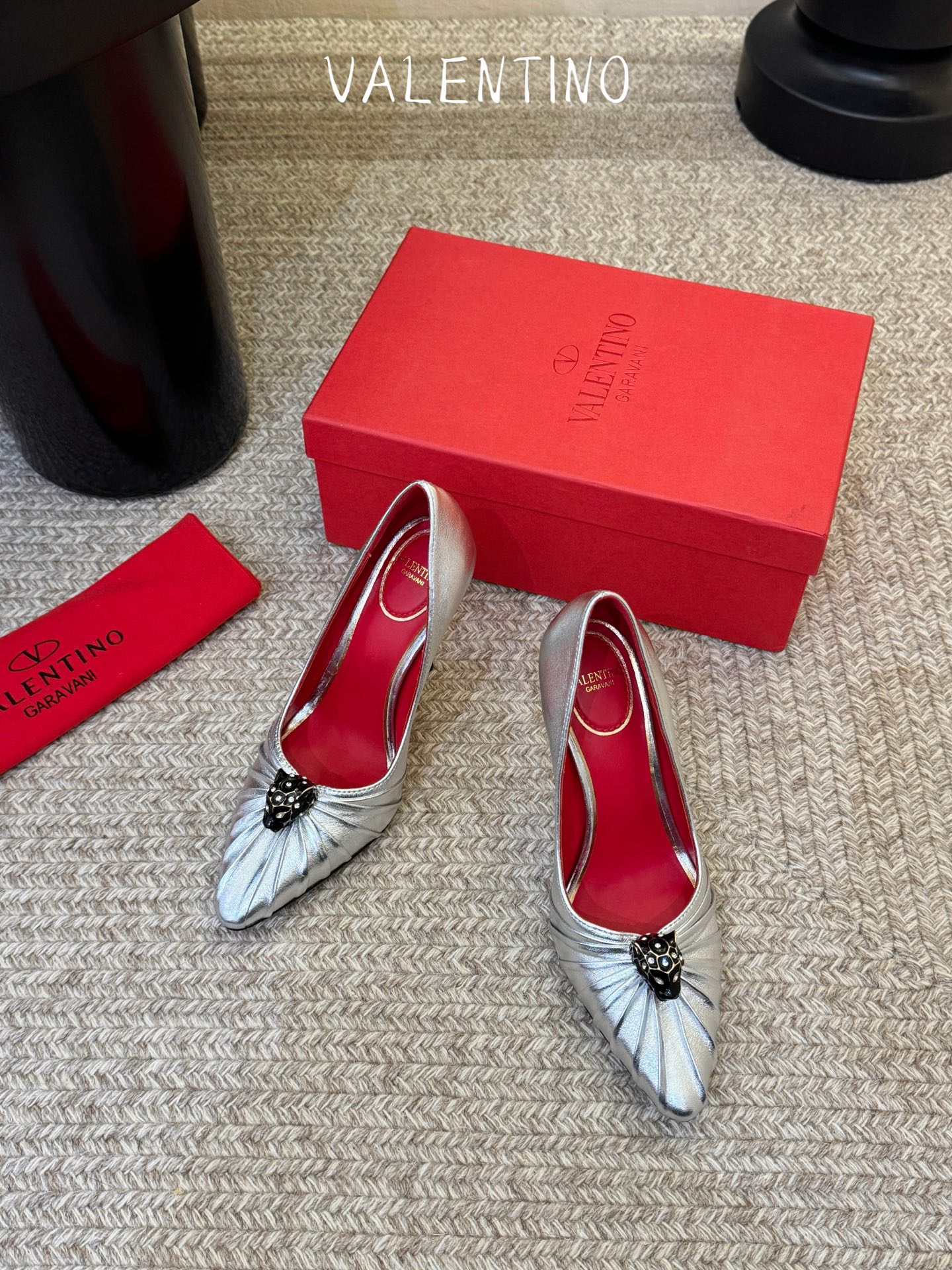 华伦天奴Valentino水晶镶嵌豹子🐆“有金有赚”🤩豹子元素上的金色勾丝点缀水晶镶嵌奢华精致让Vale