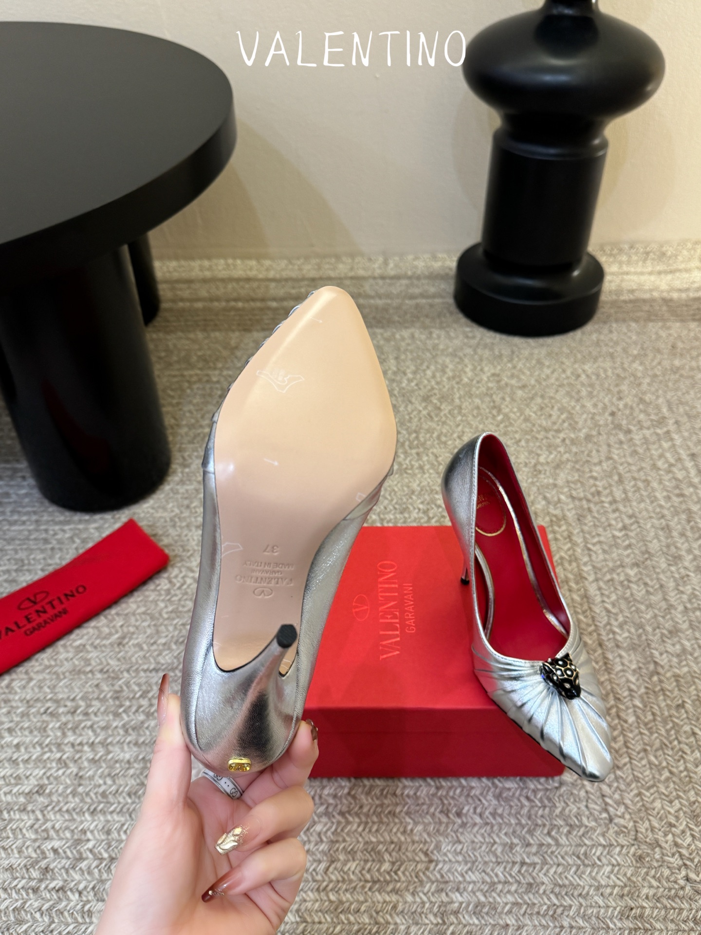 华伦天奴Valentino水晶镶嵌豹子🐆“有金有赚”🤩豹子元素上的金色勾丝点缀水晶镶嵌奢华精致让Vale