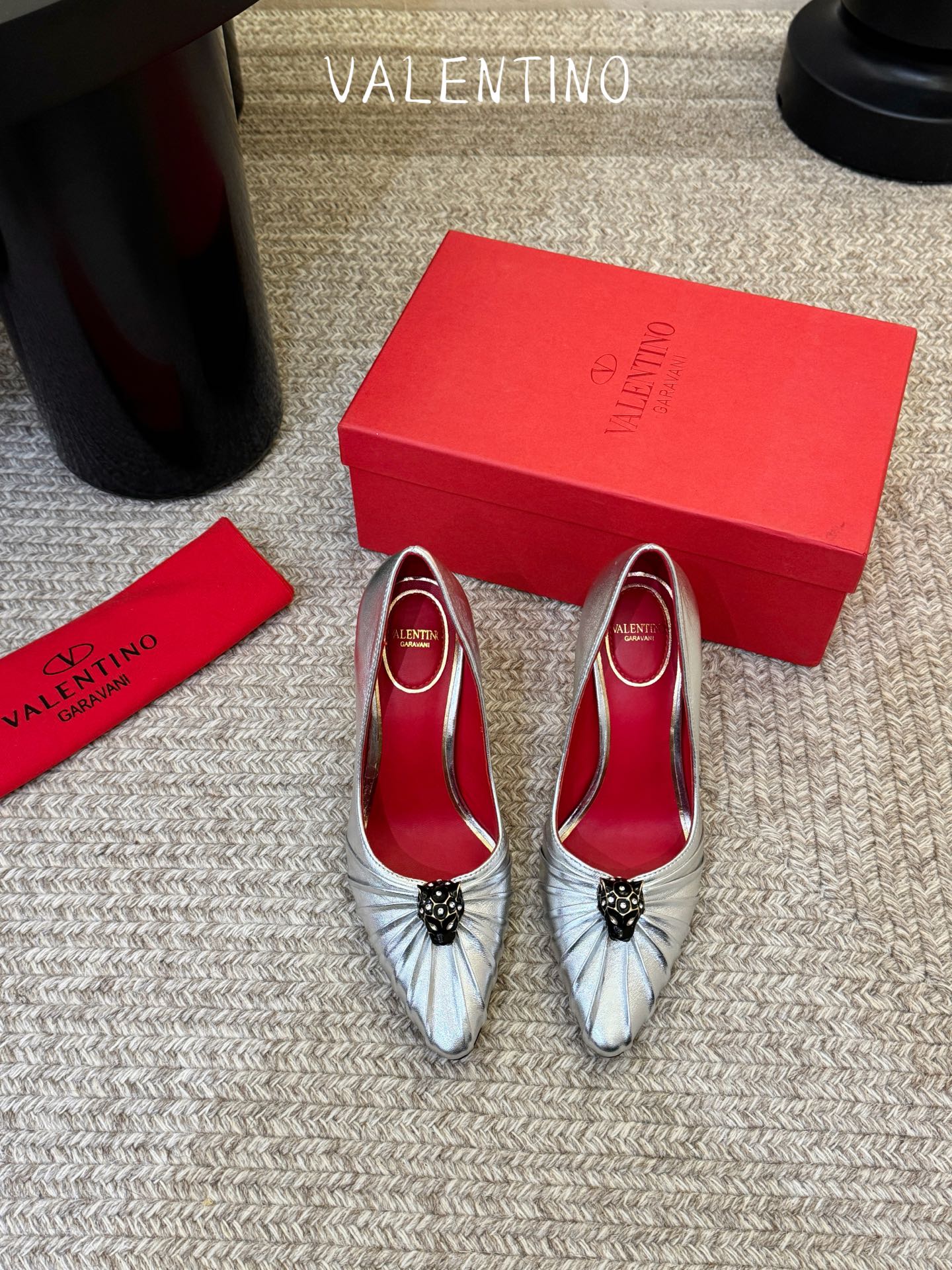 华伦天奴Valentino水晶镶嵌豹子🐆“有金有赚”🤩豹子元素上的金色勾丝点缀水晶镶嵌奢华精致让Vale