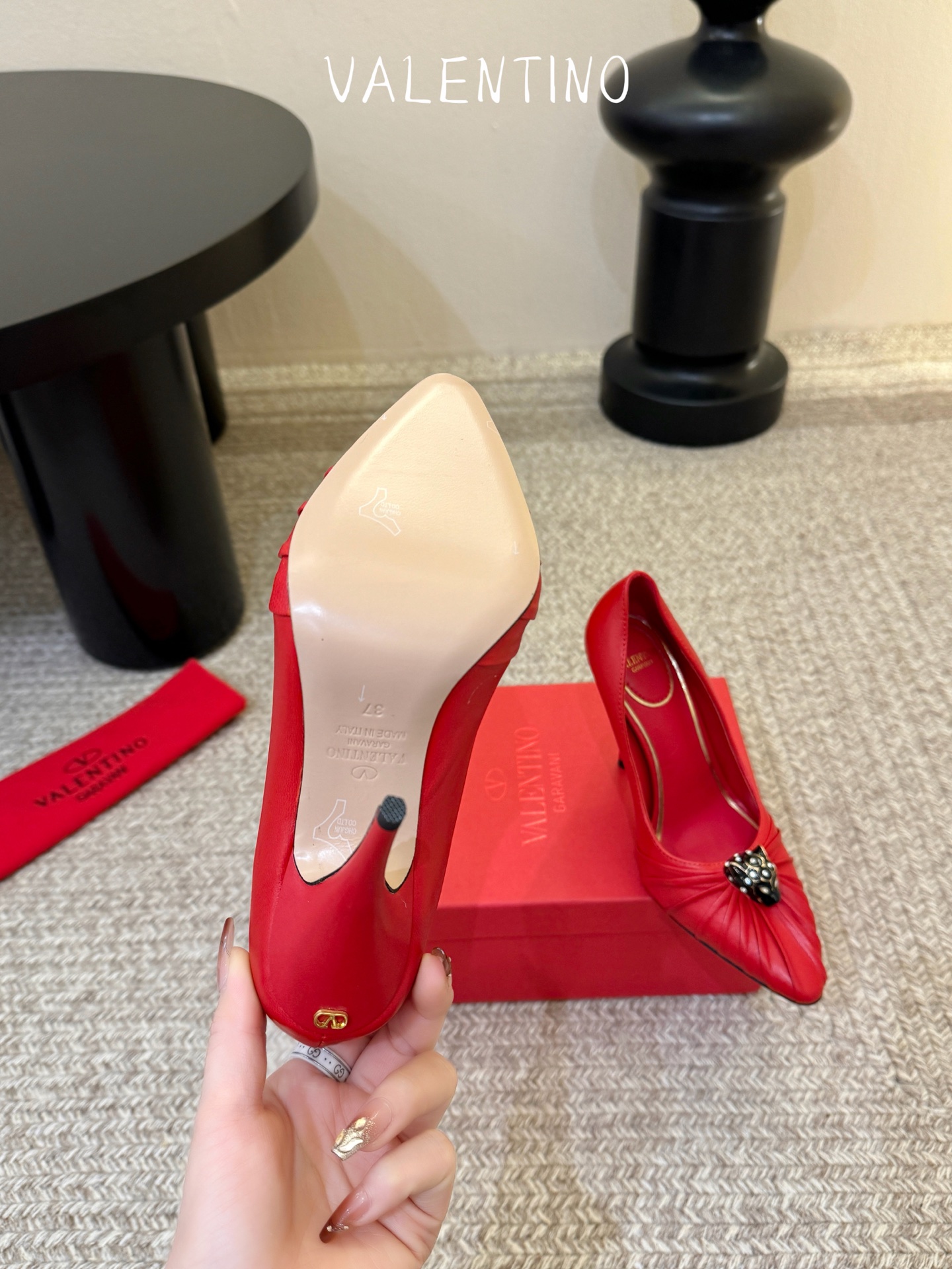 华伦天奴Valentino水晶镶嵌豹子🐆“有金有赚”🤩豹子元素上的金色勾丝点缀水晶镶嵌奢华精致让Vale