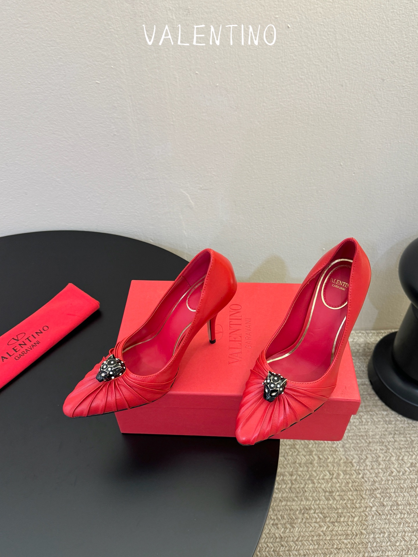 华伦天奴Valentino水晶镶嵌豹子🐆“有金有赚”🤩豹子元素上的金色勾丝点缀水晶镶嵌奢华精致让Vale