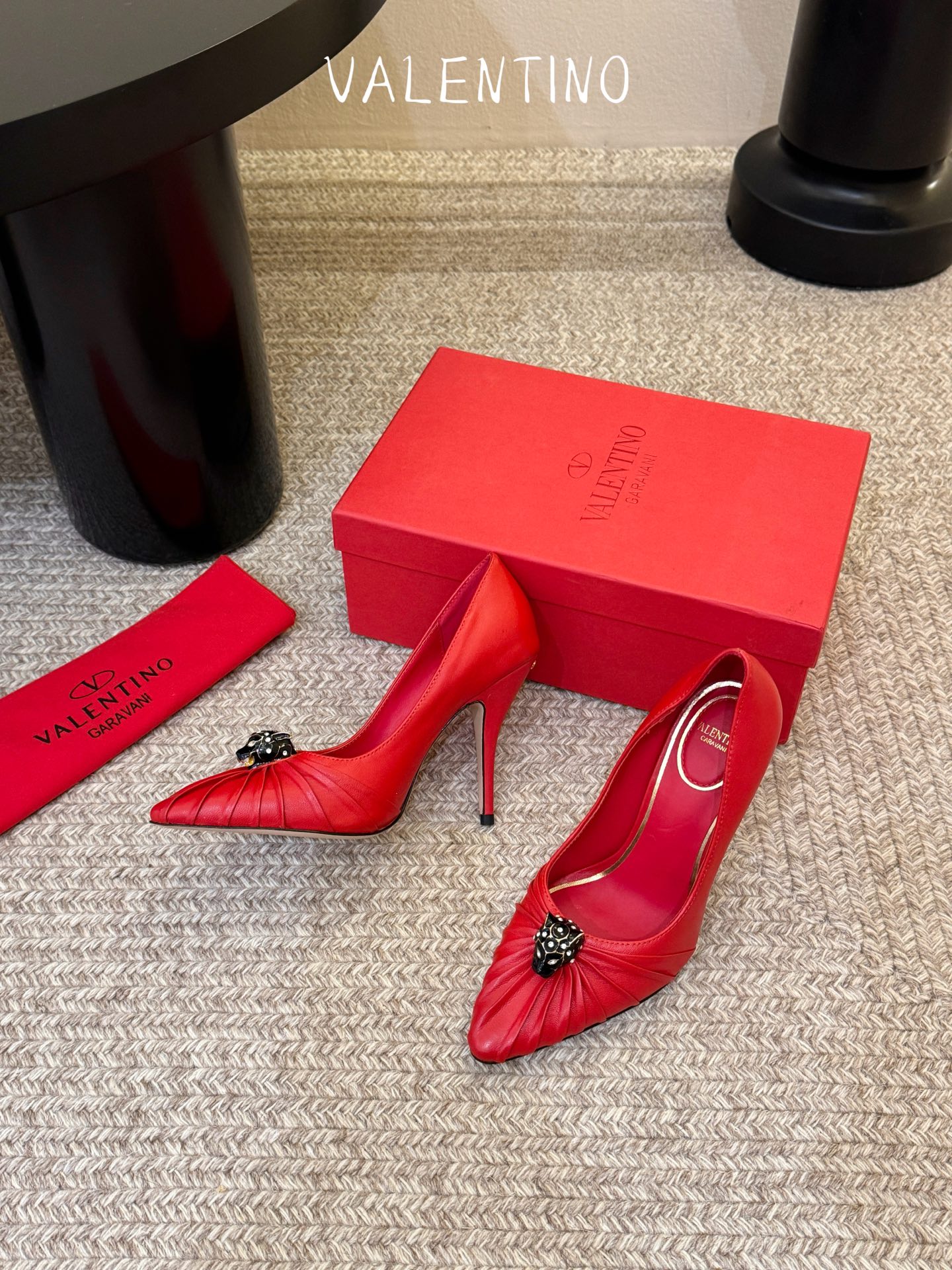 华伦天奴Valentino水晶镶嵌豹子🐆“有金有赚”🤩豹子元素上的金色勾丝点缀水晶镶嵌奢华精致让Vale