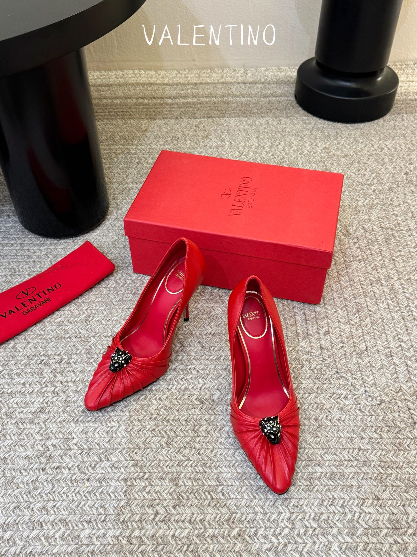 华伦天奴Valentino水晶镶嵌豹子🐆“有金有赚”🤩豹子元素上的金色勾丝点缀水晶镶嵌奢华精致让Vale