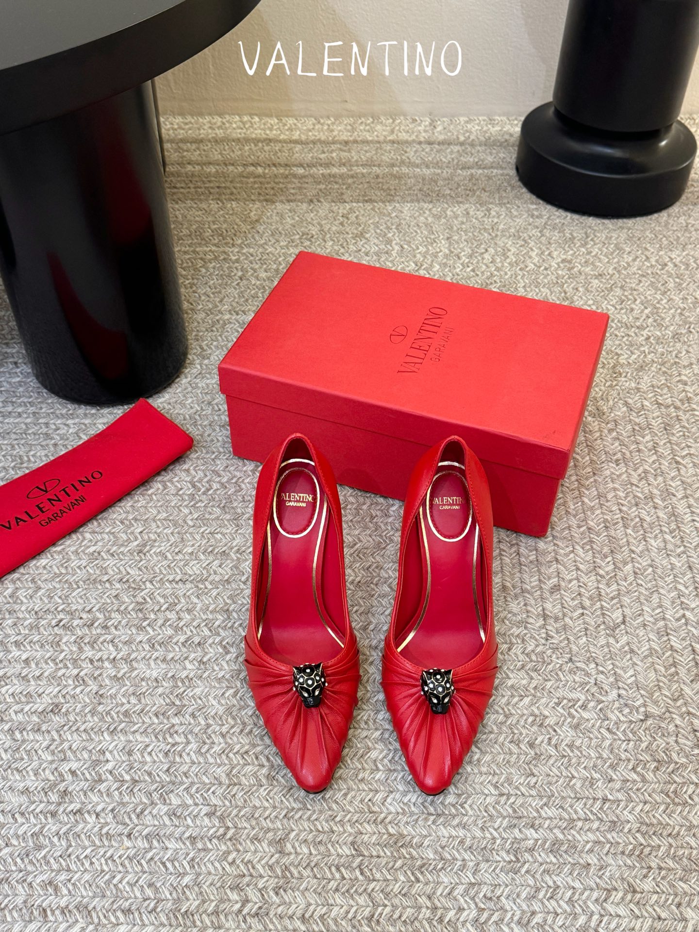 华伦天奴Valentino水晶镶嵌豹子🐆“有金有赚”🤩豹子元素上的金色勾丝点缀水晶镶嵌奢华精致让Vale