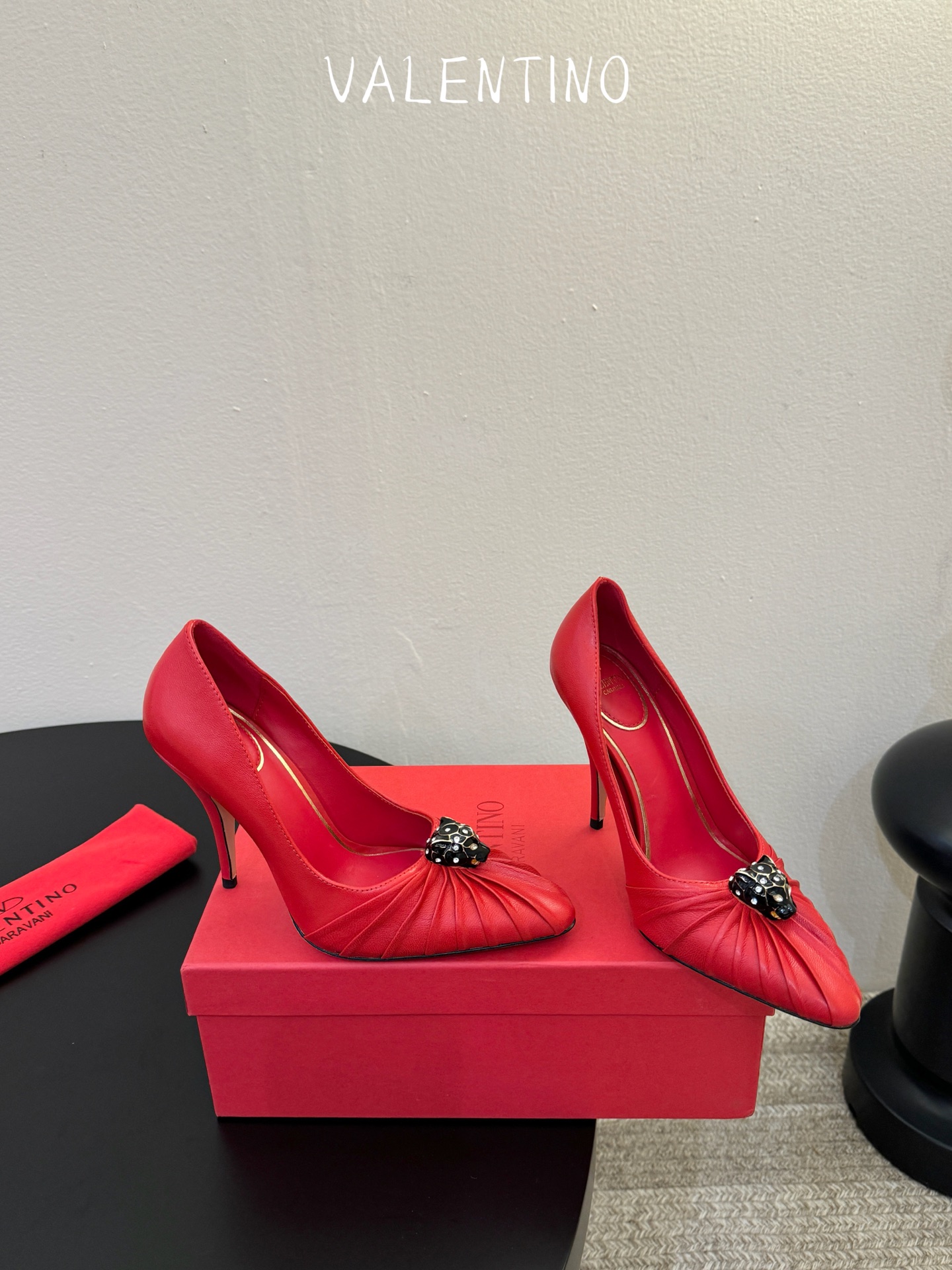 华伦天奴Valentino水晶镶嵌豹子🐆“有金有赚”🤩豹子元素上的金色勾丝点缀水晶镶嵌奢华精致让Vale