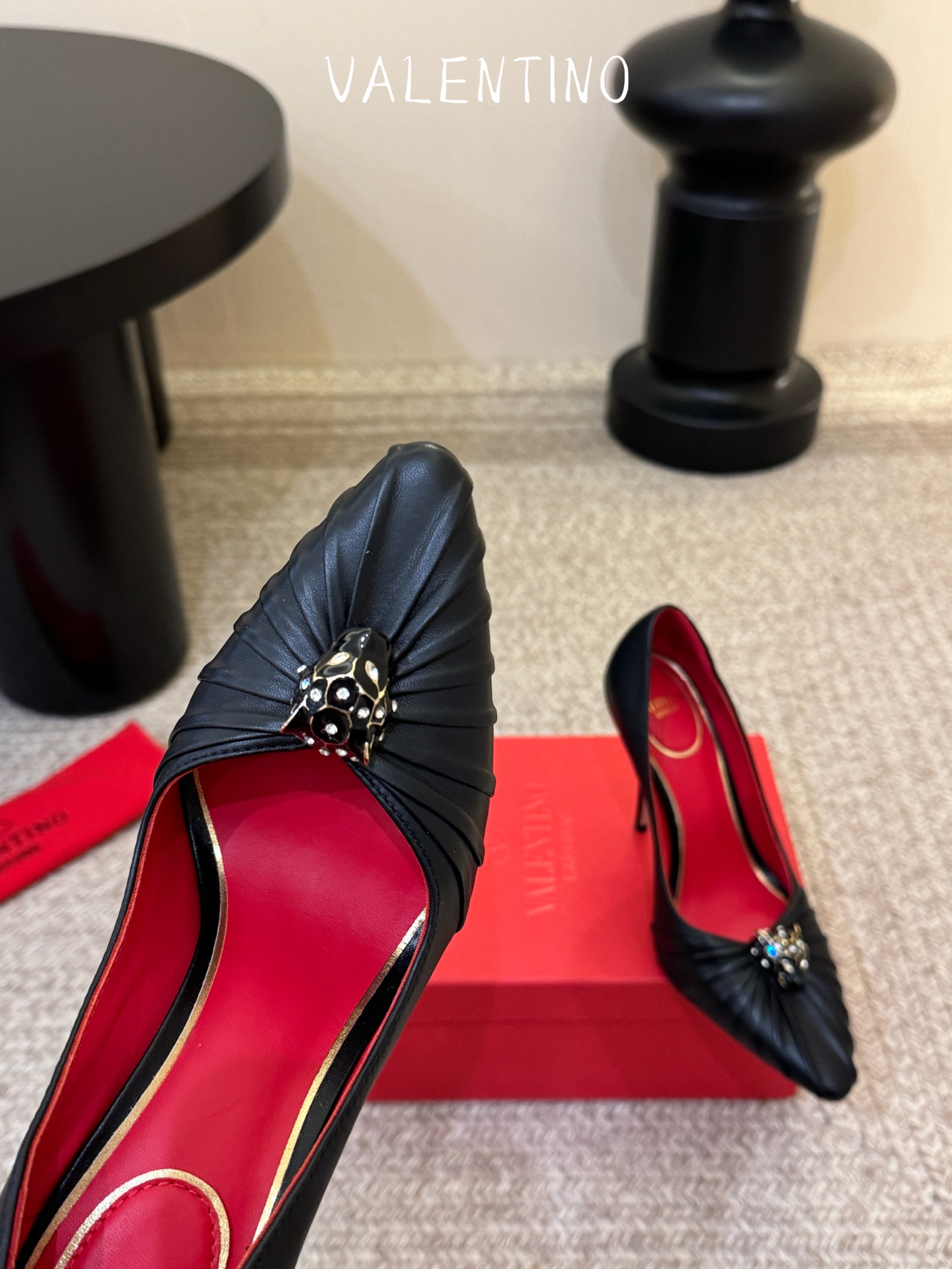 华伦天奴Valentino水晶镶嵌豹子🐆“有金有赚”🤩豹子元素上的金色勾丝点缀水晶镶嵌奢华精致让Vale