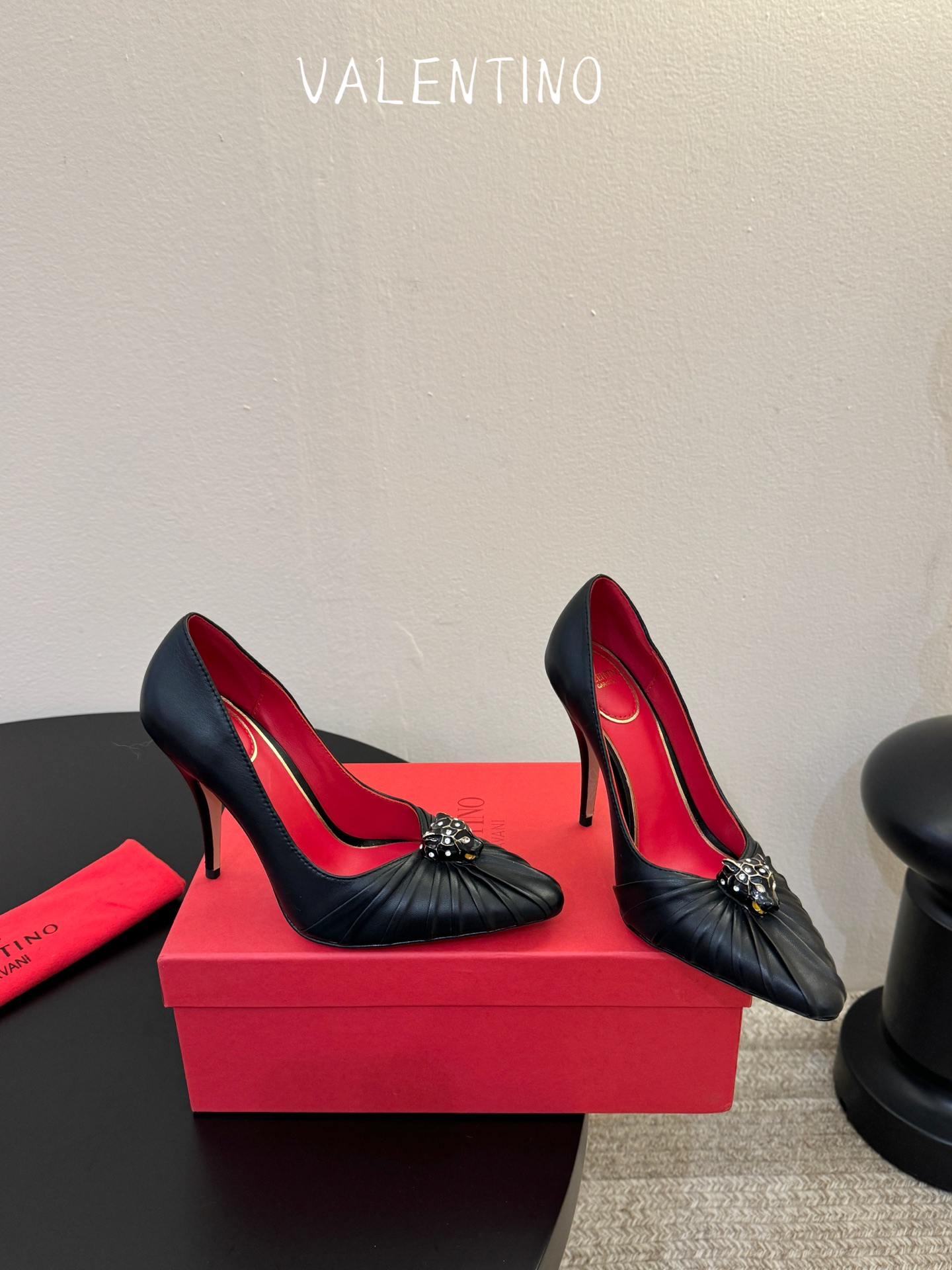 华伦天奴Valentino水晶镶嵌豹子🐆“有金有赚”🤩豹子元素上的金色勾丝点缀水晶镶嵌奢华精致让Vale