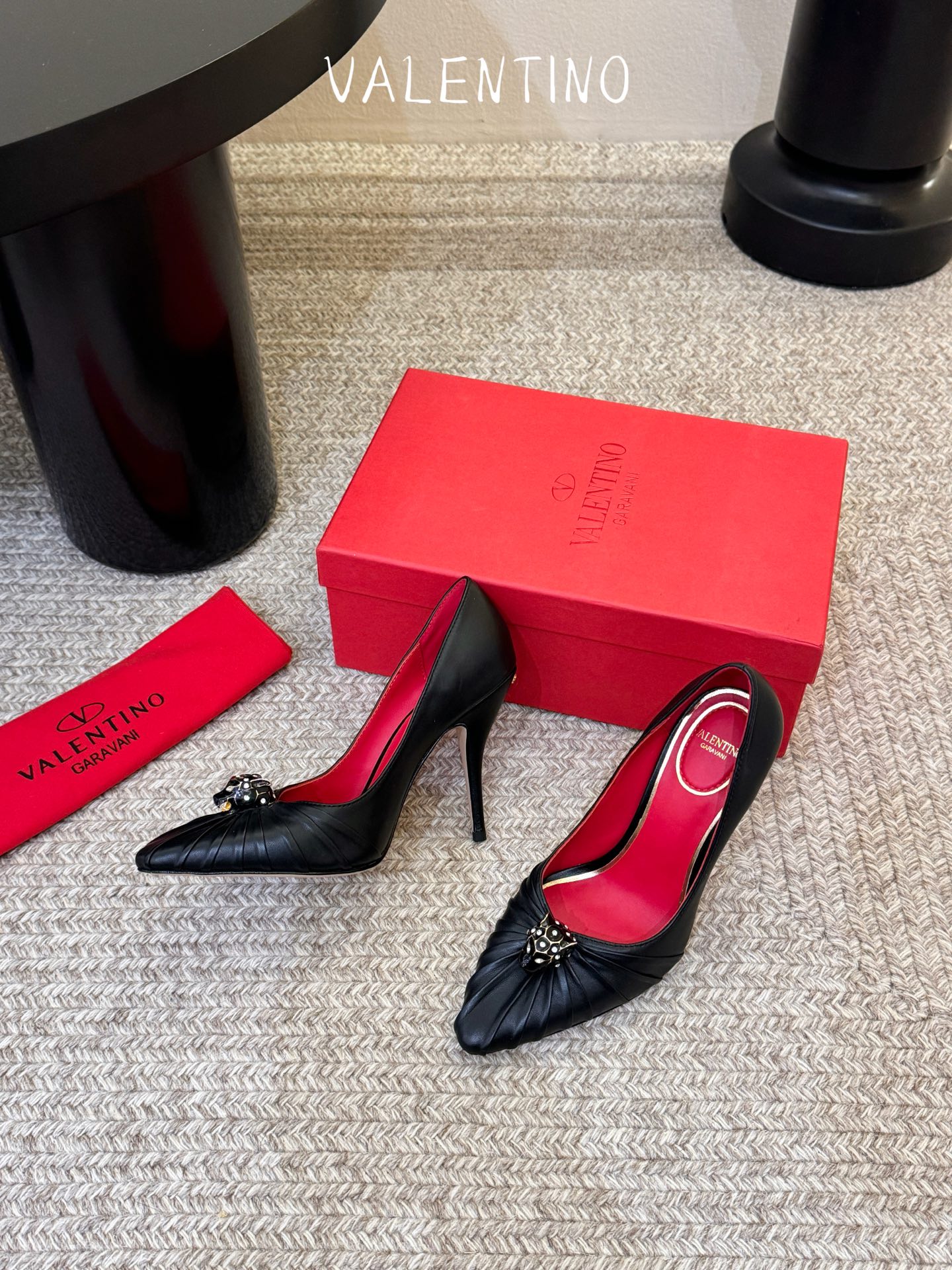 华伦天奴Valentino水晶镶嵌豹子🐆“有金有赚”🤩豹子元素上的金色勾丝点缀水晶镶嵌奢华精致让Vale