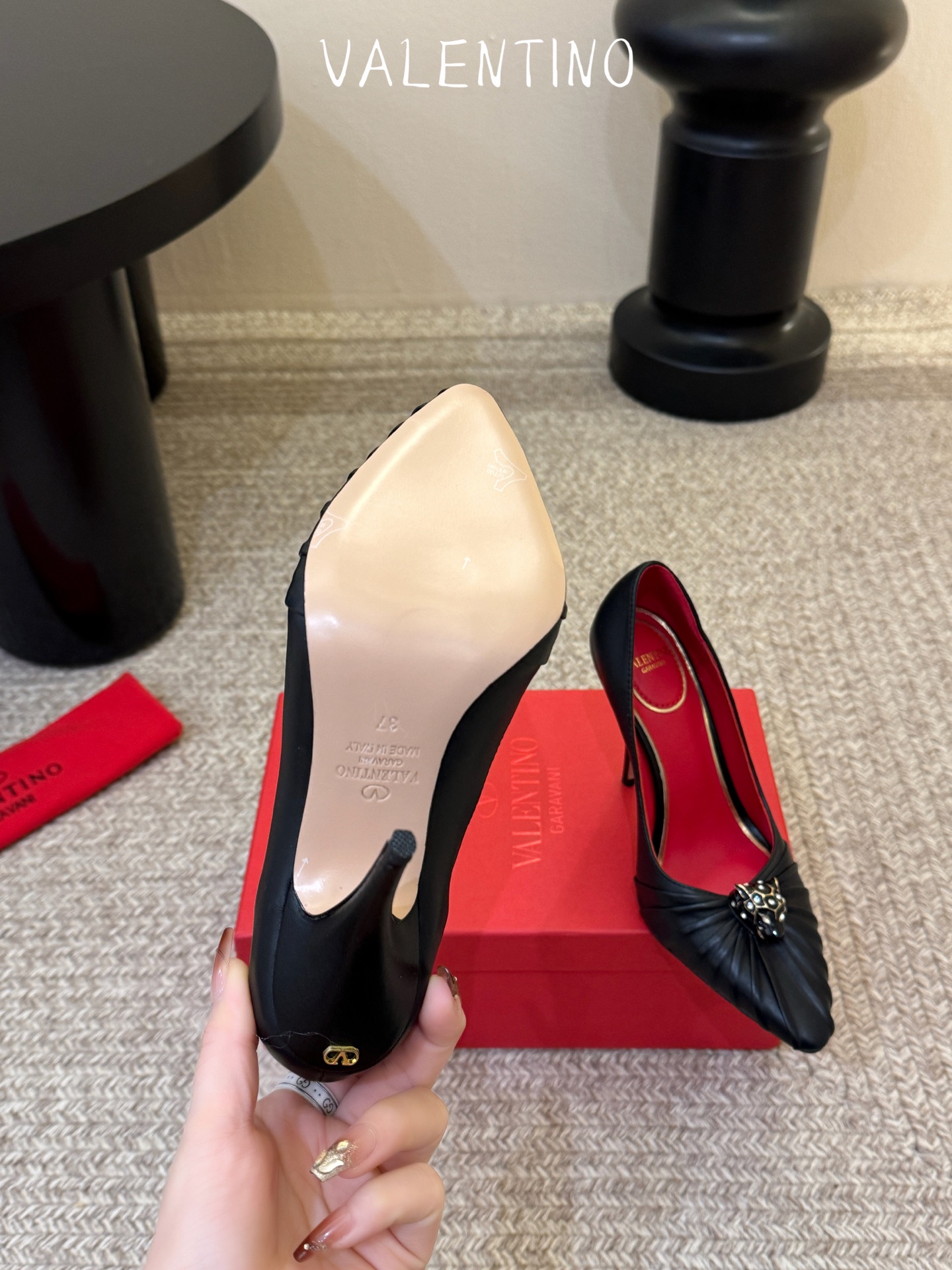 华伦天奴Valentino水晶镶嵌豹子🐆“有金有赚”🤩豹子元素上的金色勾丝点缀水晶镶嵌奢华精致让Vale