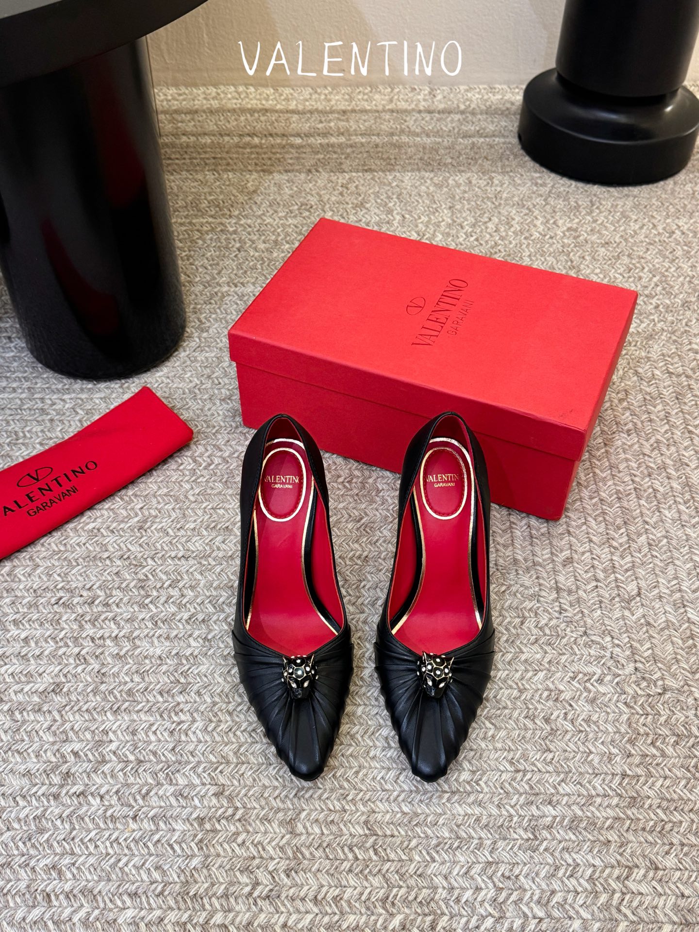 华伦天奴Valentino水晶镶嵌豹子🐆“有金有赚”🤩豹子元素上的金色勾丝点缀水晶镶嵌奢华精致让Vale