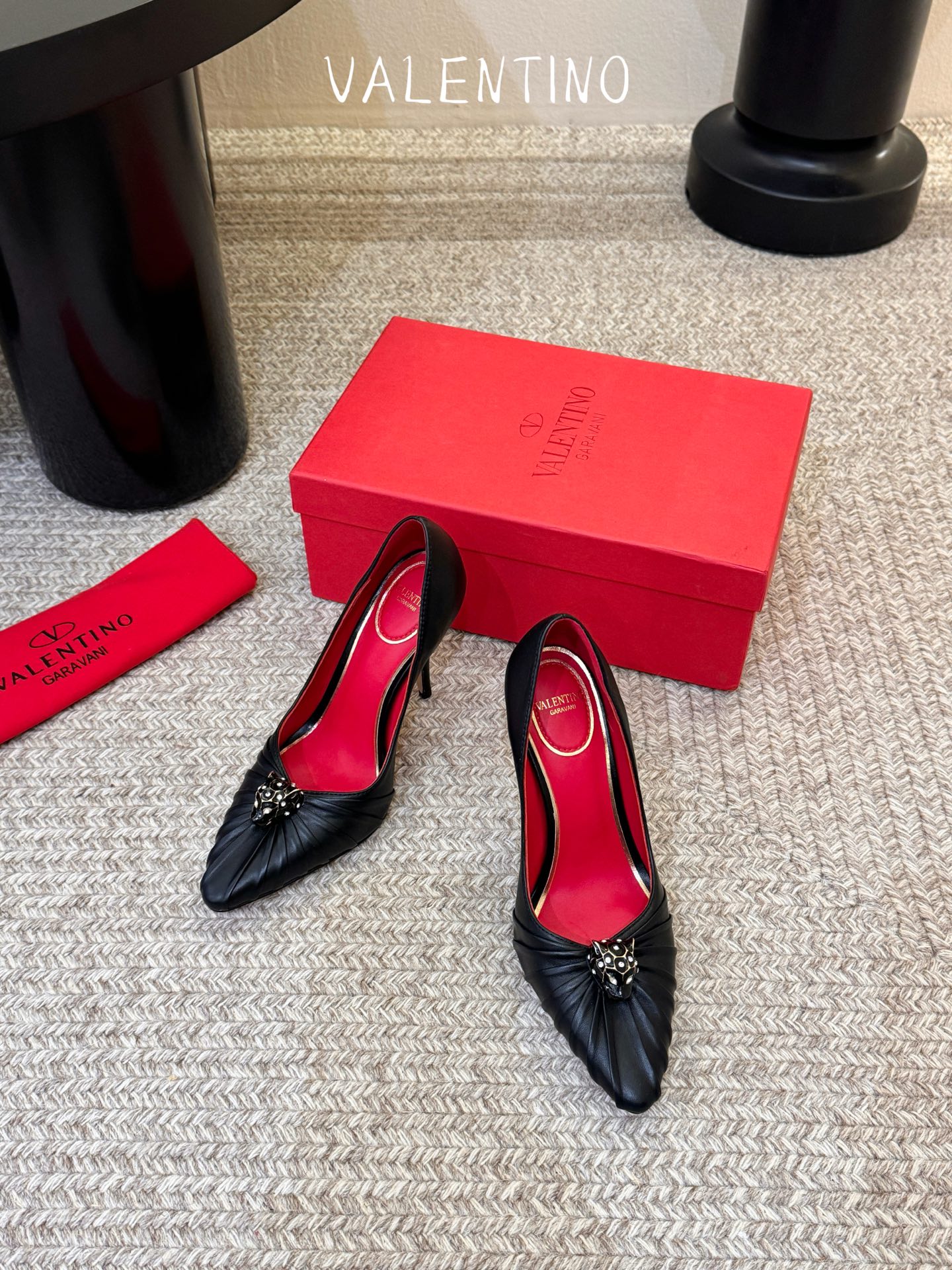 华伦天奴Valentino水晶镶嵌豹子🐆“有金有赚”🤩豹子元素上的金色勾丝点缀水晶镶嵌奢华精致让Vale