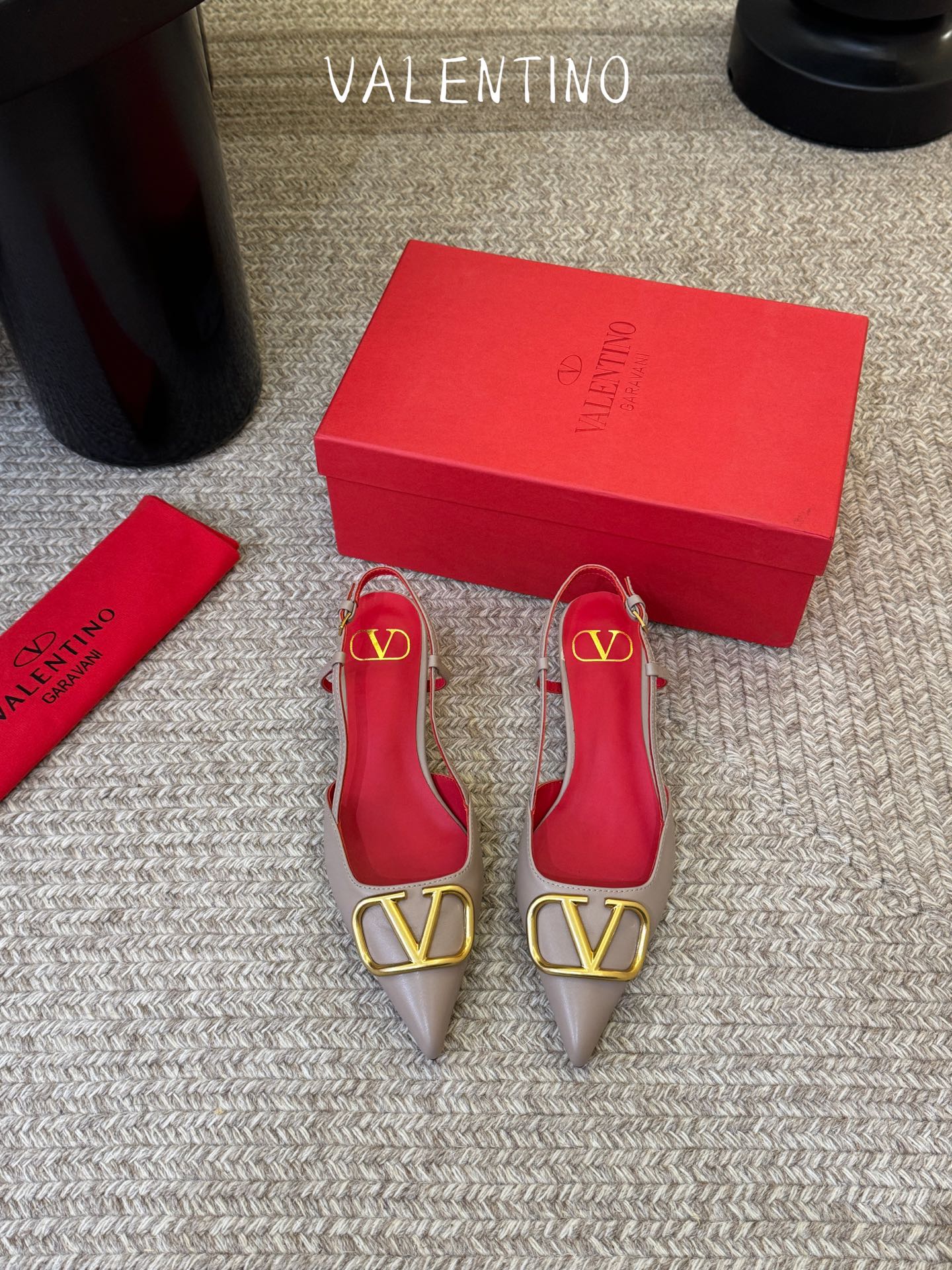 华伦天奴Valentino水晶镶珍珠水钻元素上的金色勾丝点缀水晶镶嵌奢华精致让Valentino包和高跟