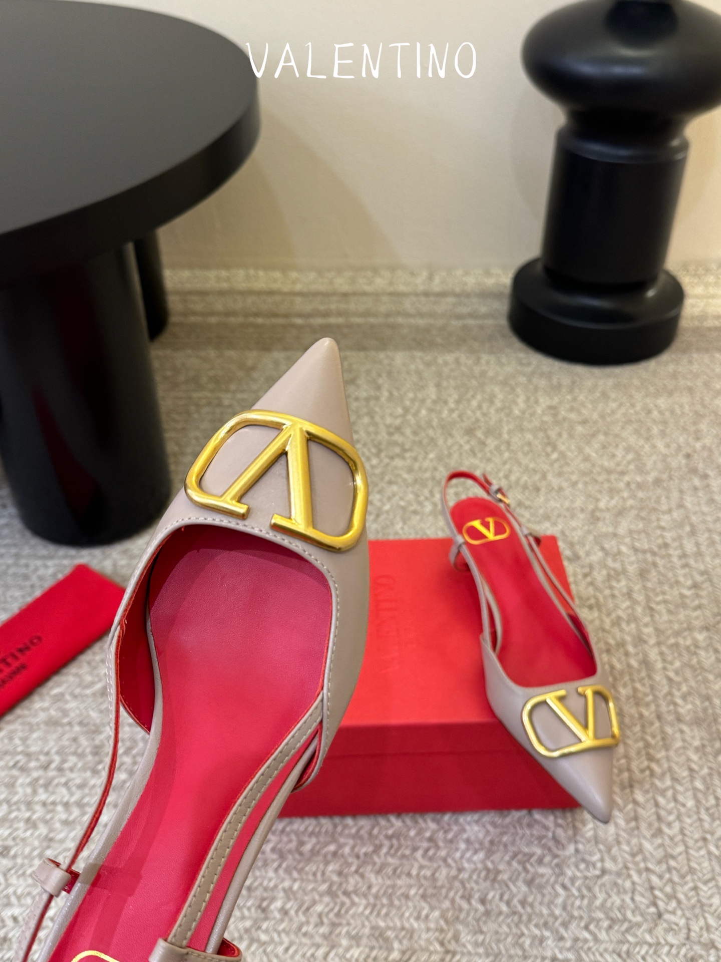 华伦天奴Valentino水晶镶珍珠水钻元素上的金色勾丝点缀水晶镶嵌奢华精致让Valentino包和高跟