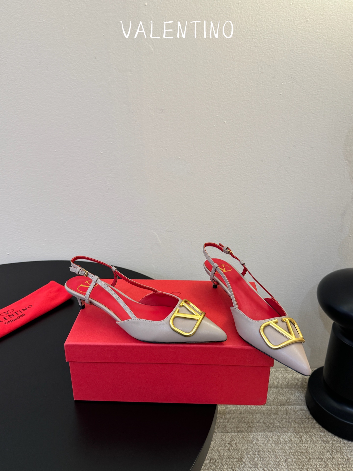 华伦天奴Valentino水晶镶珍珠水钻元素上的金色勾丝点缀水晶镶嵌奢华精致让Valentino包和高跟