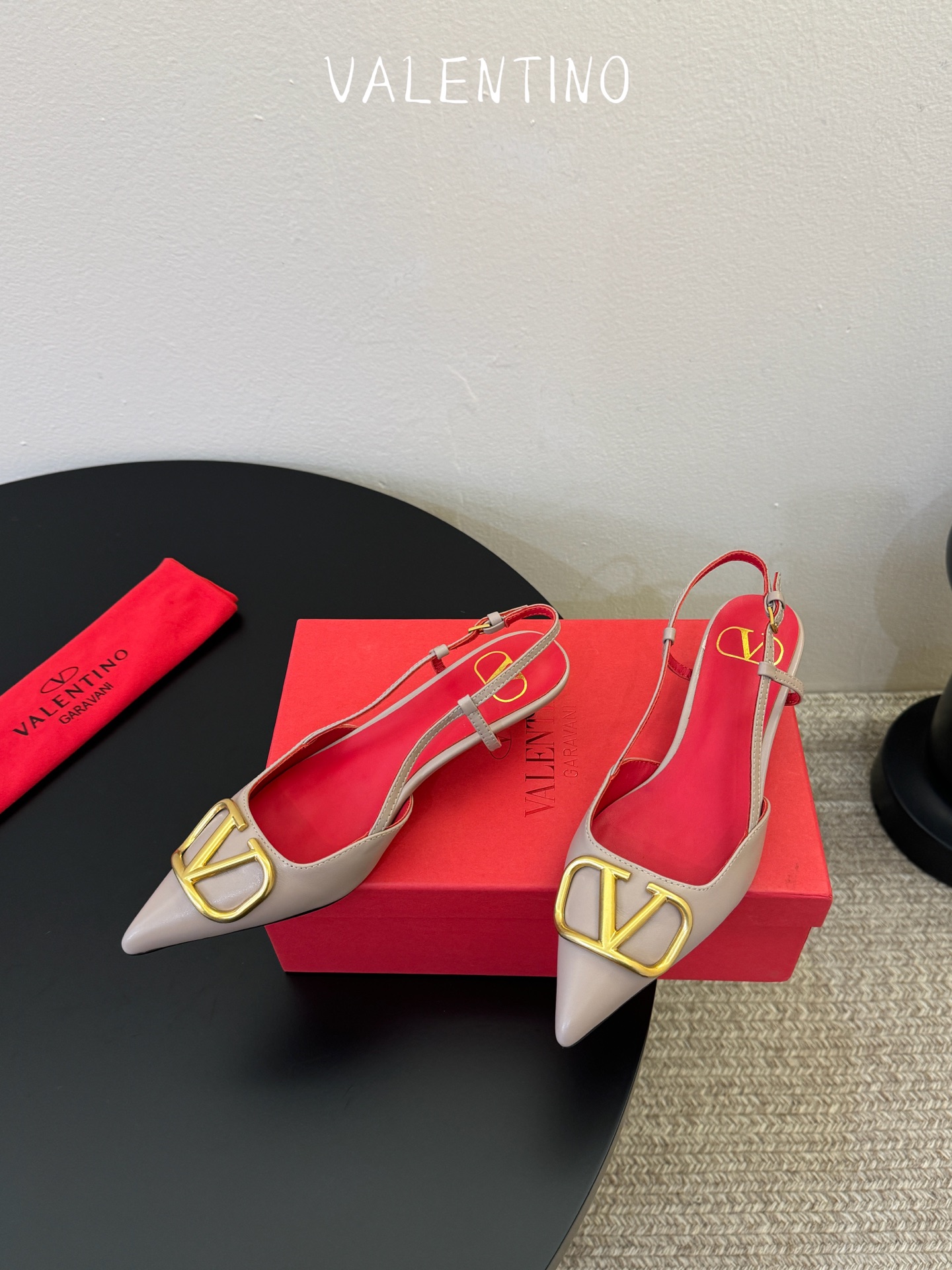 华伦天奴Valentino水晶镶珍珠水钻元素上的金色勾丝点缀水晶镶嵌奢华精致让Valentino包和高跟