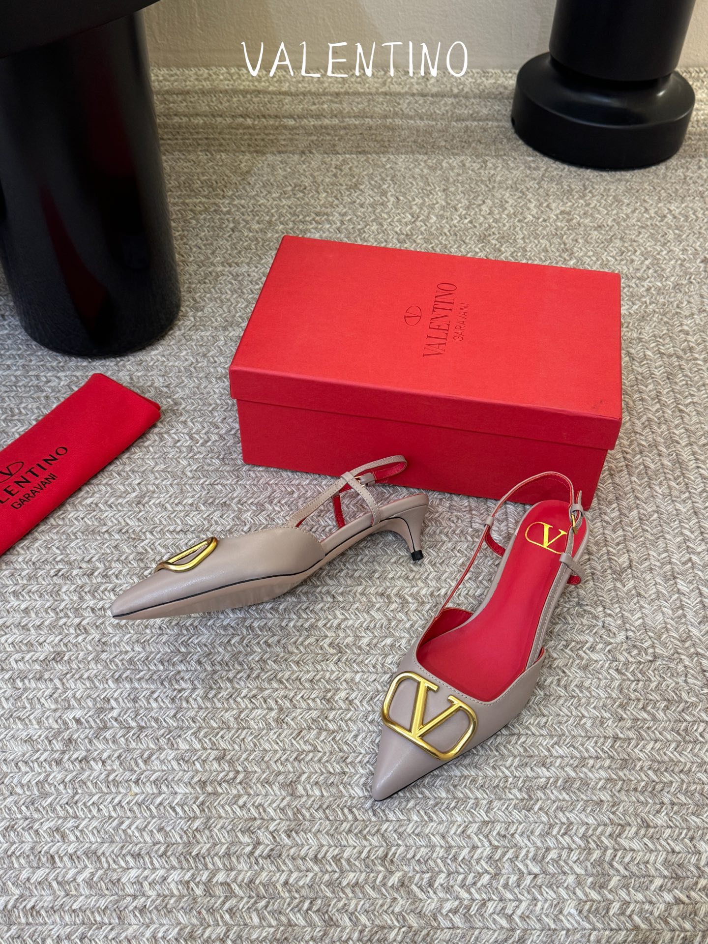 华伦天奴Valentino水晶镶珍珠水钻元素上的金色勾丝点缀水晶镶嵌奢华精致让Valentino包和高跟