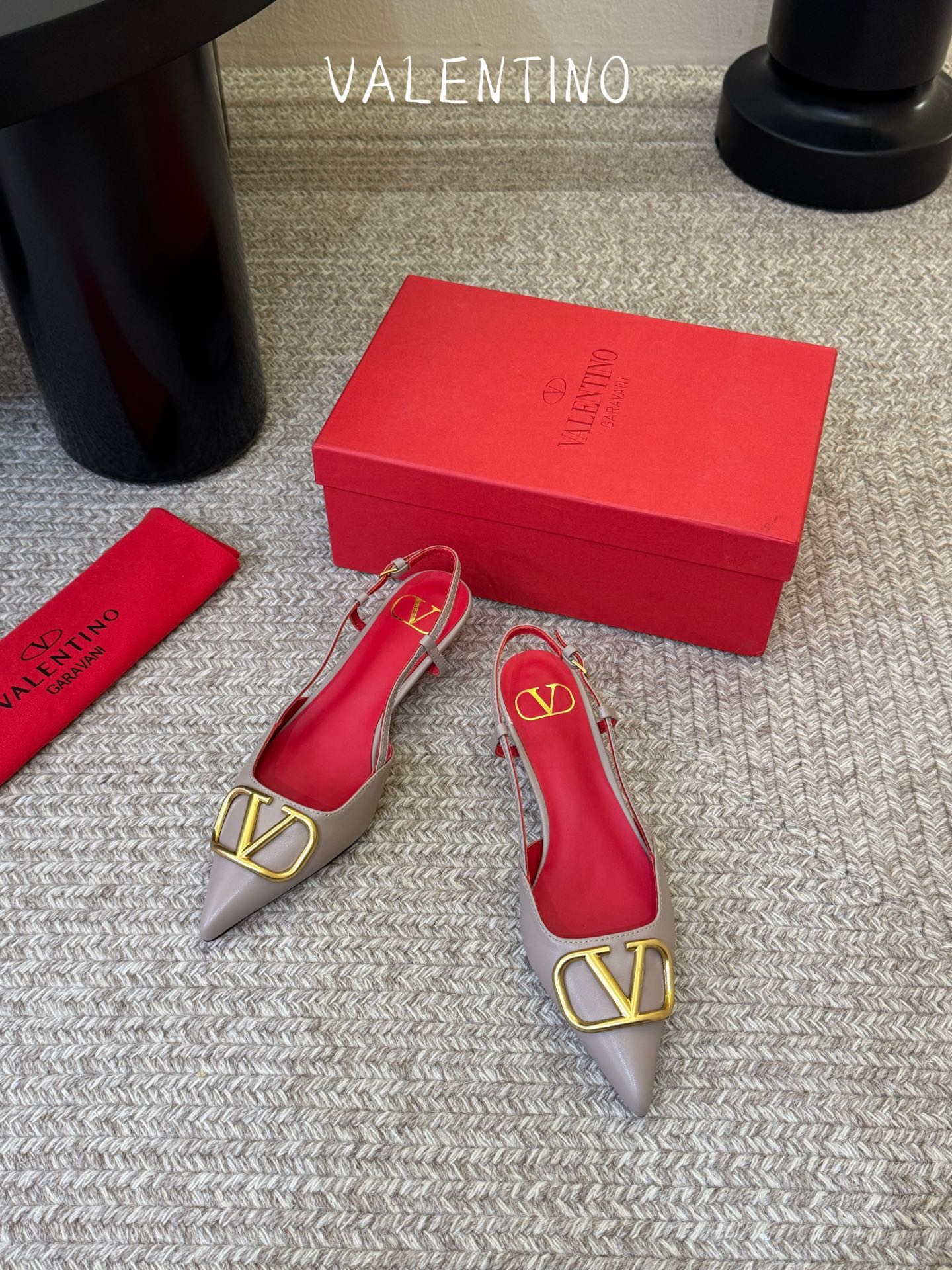 华伦天奴Valentino水晶镶珍珠水钻元素上的金色勾丝点缀水晶镶嵌奢华精致让Valentino包和高跟