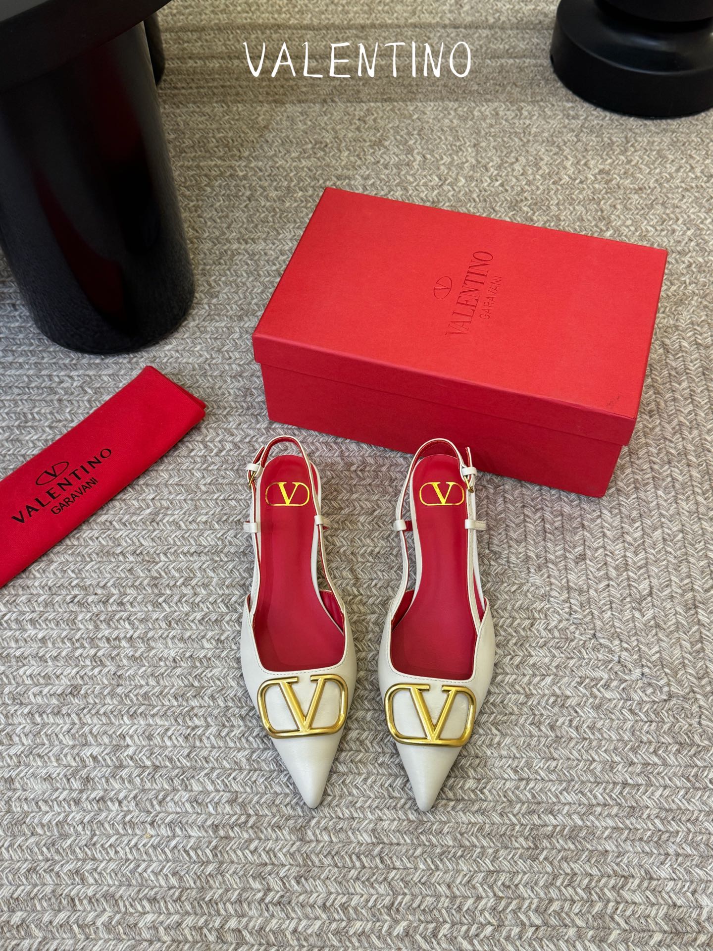 华伦天奴Valentino水晶镶珍珠水钻元素上的金色勾丝点缀水晶镶嵌奢华精致让Valentino包和高跟