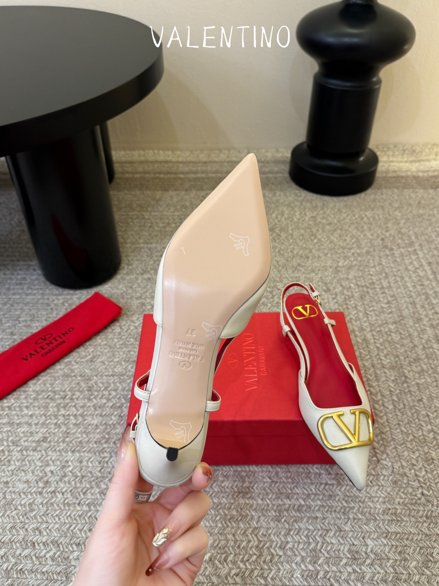 华伦天奴Valentino水晶镶珍珠水钻元素上的金色勾丝点缀水晶镶嵌奢华精致让Valentino包和高跟