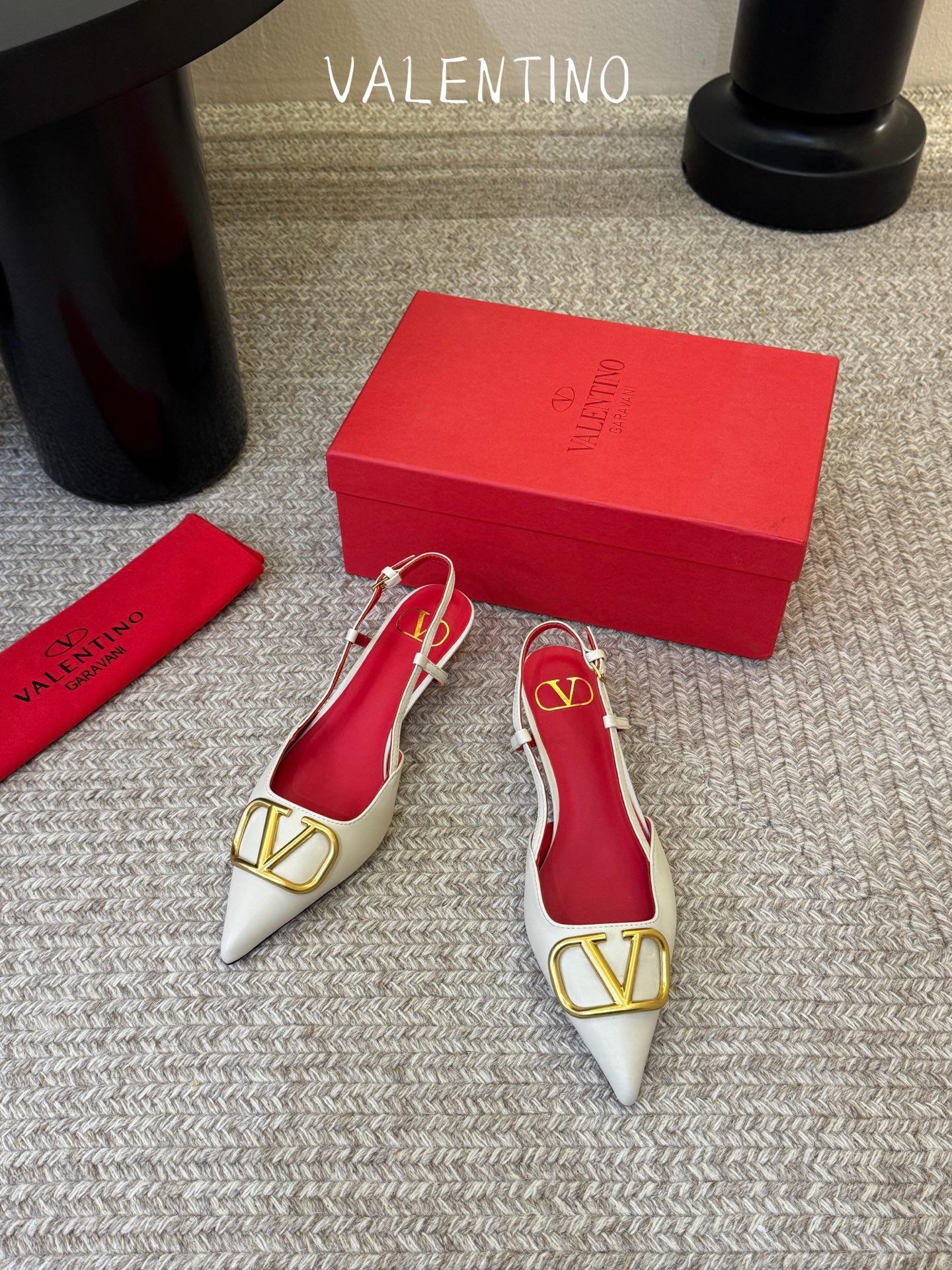 华伦天奴Valentino水晶镶珍珠水钻元素上的金色勾丝点缀水晶镶嵌奢华精致让Valentino包和高跟