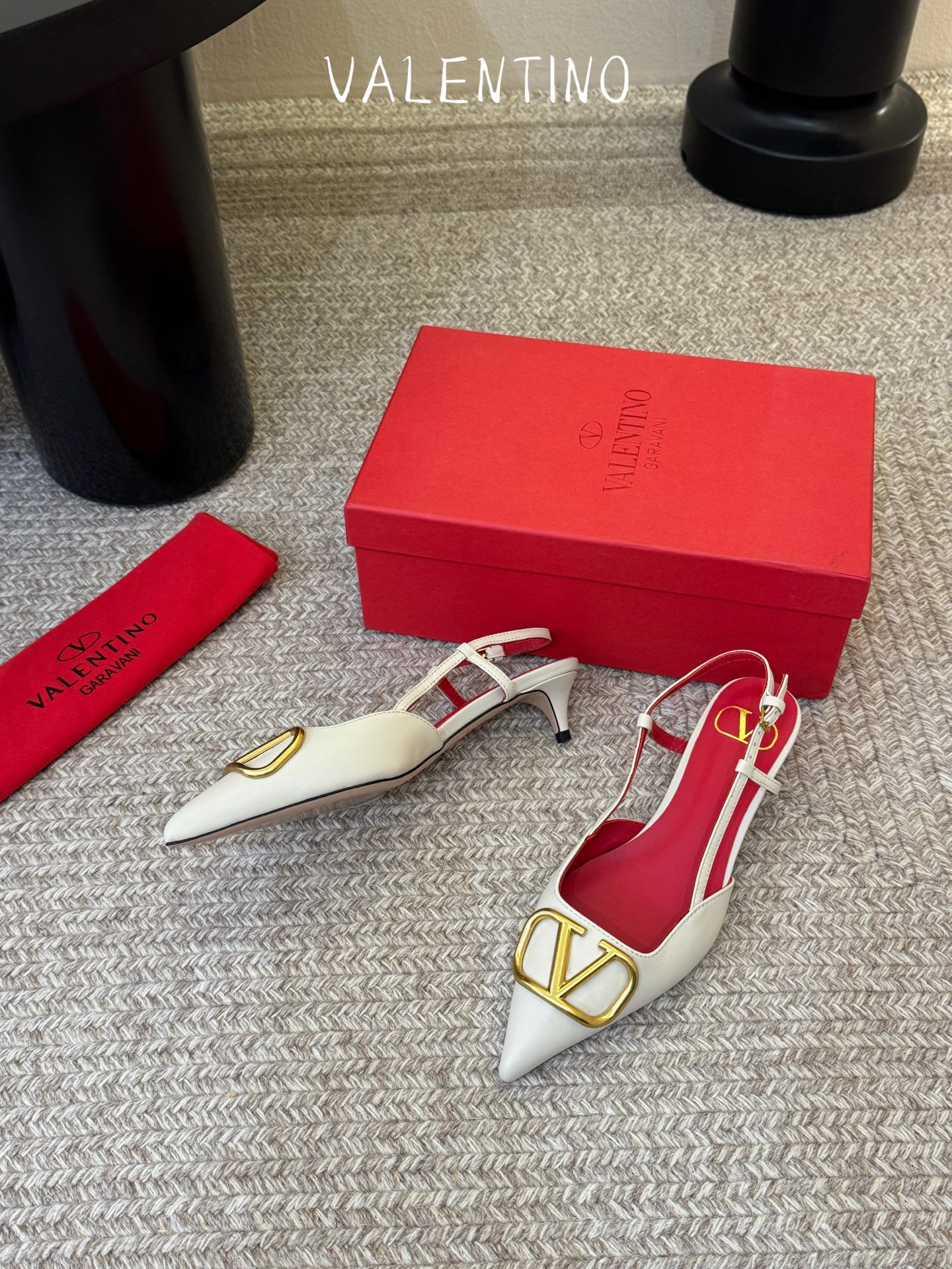 华伦天奴Valentino水晶镶珍珠水钻元素上的金色勾丝点缀水晶镶嵌奢华精致让Valentino包和高跟