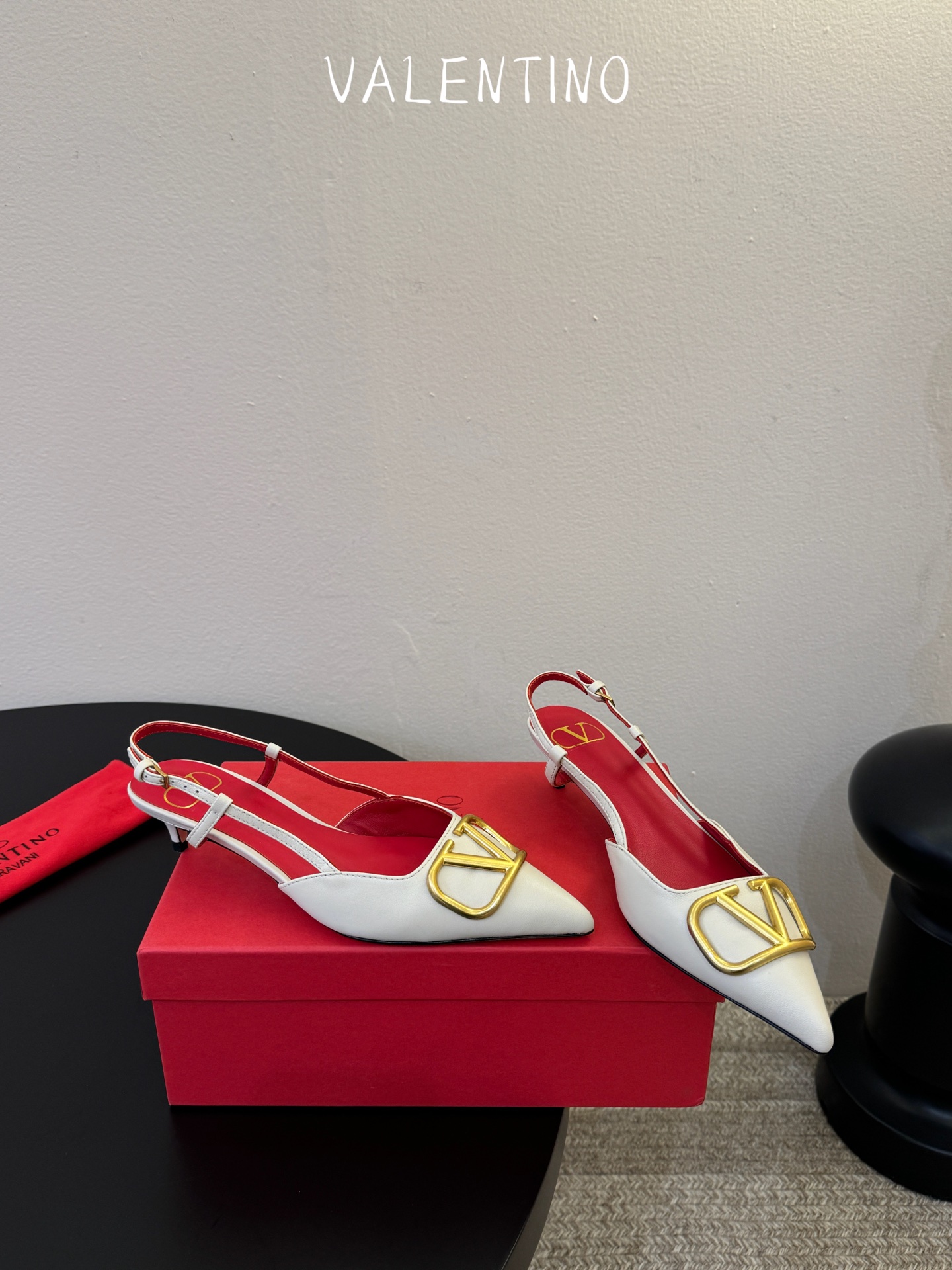 华伦天奴Valentino水晶镶珍珠水钻元素上的金色勾丝点缀水晶镶嵌奢华精致让Valentino包和高跟