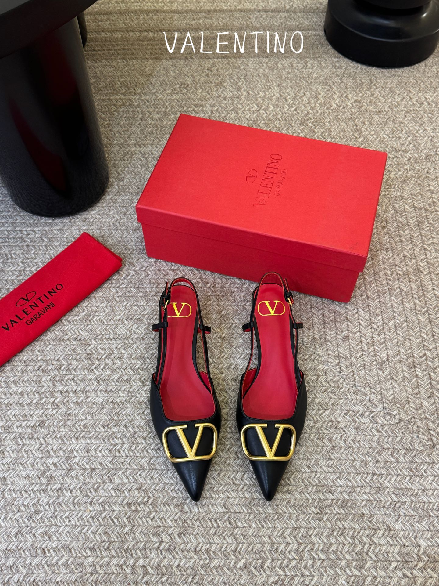 华伦天奴Valentino水晶镶珍珠水钻元素上的金色勾丝点缀水晶镶嵌奢华精致让Valentino包和高跟