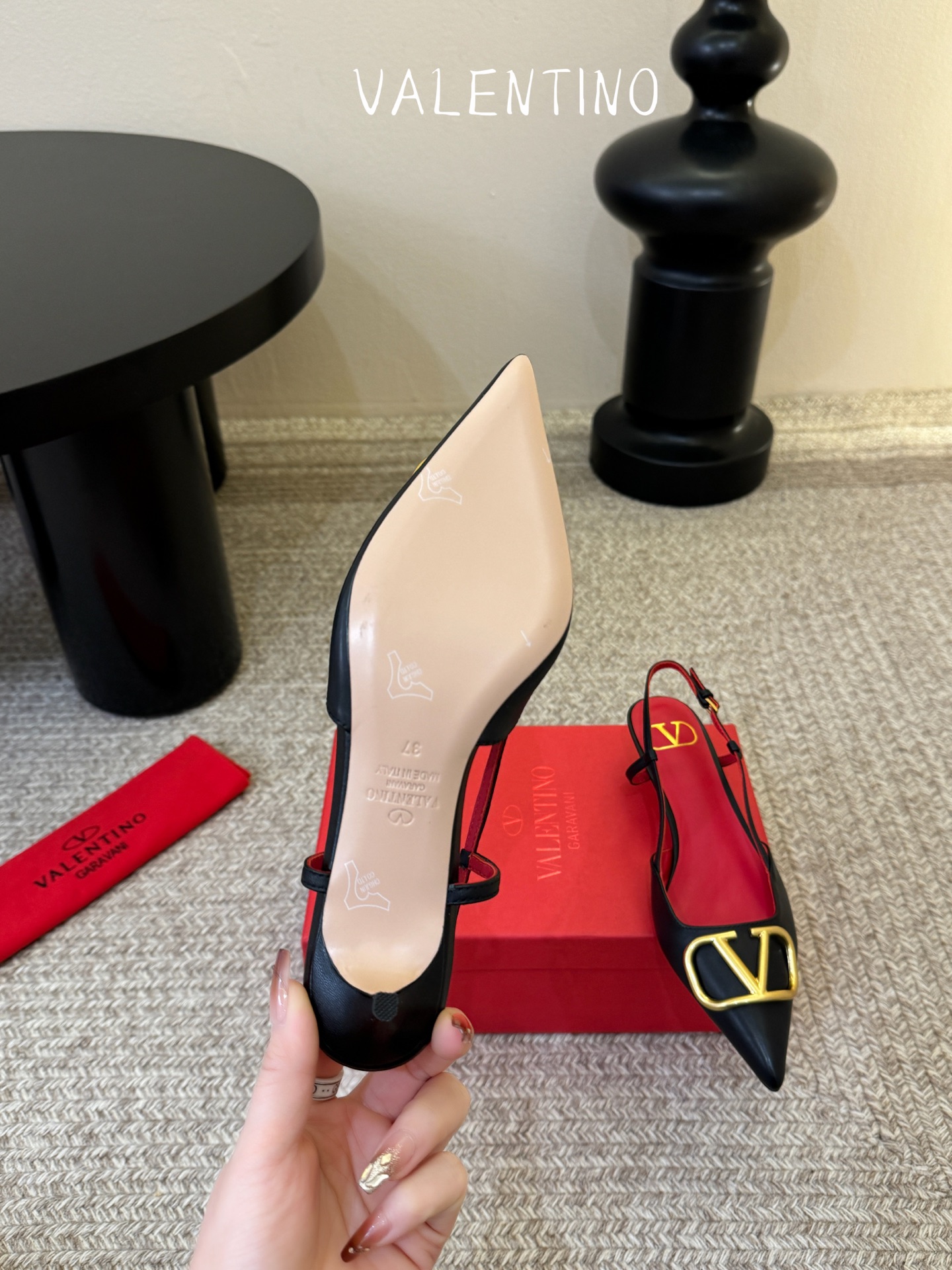 华伦天奴Valentino水晶镶珍珠水钻元素上的金色勾丝点缀水晶镶嵌奢华精致让Valentino包和高跟