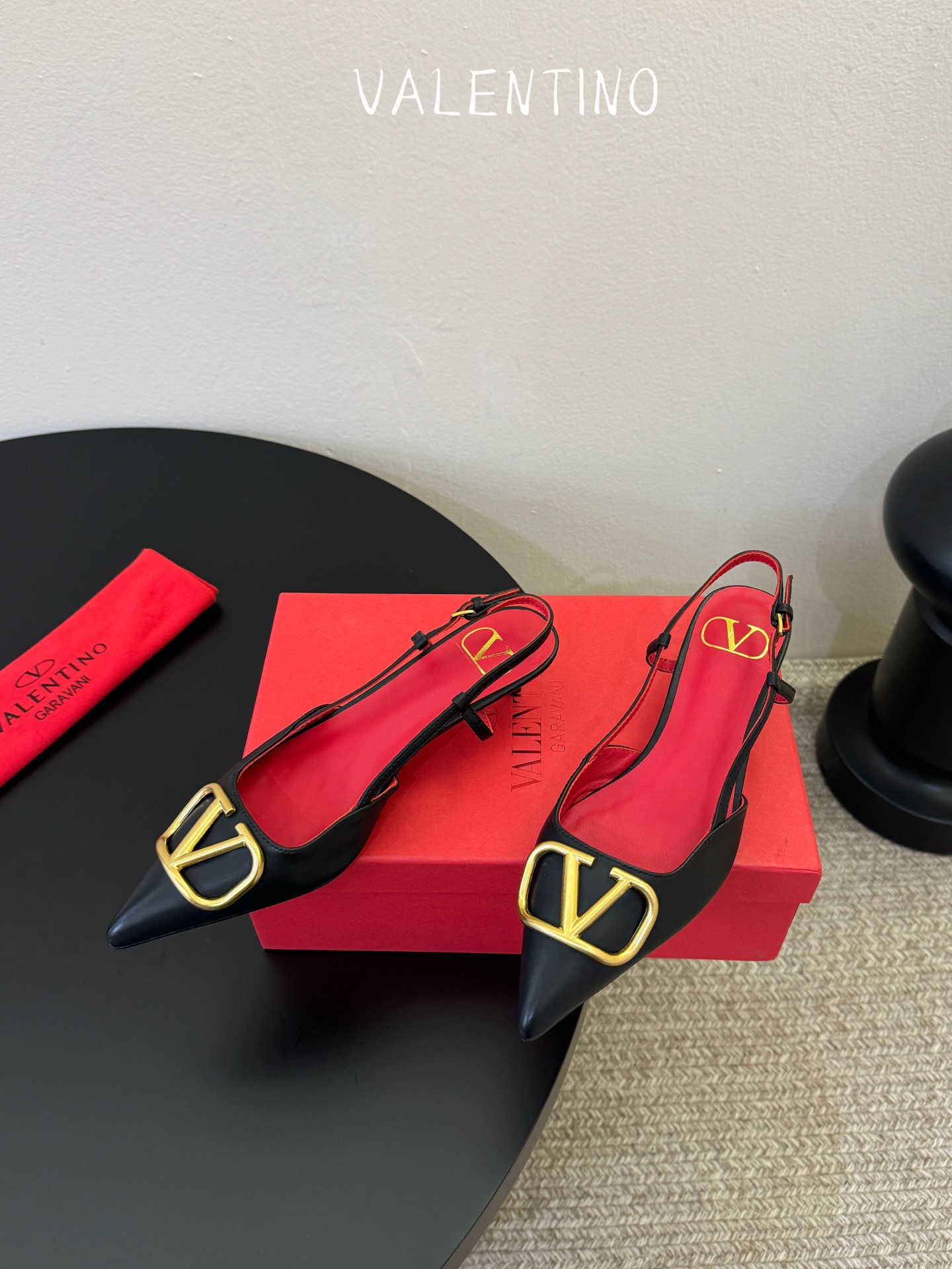 华伦天奴Valentino水晶镶珍珠水钻元素上的金色勾丝点缀水晶镶嵌奢华精致让Valentino包和高跟