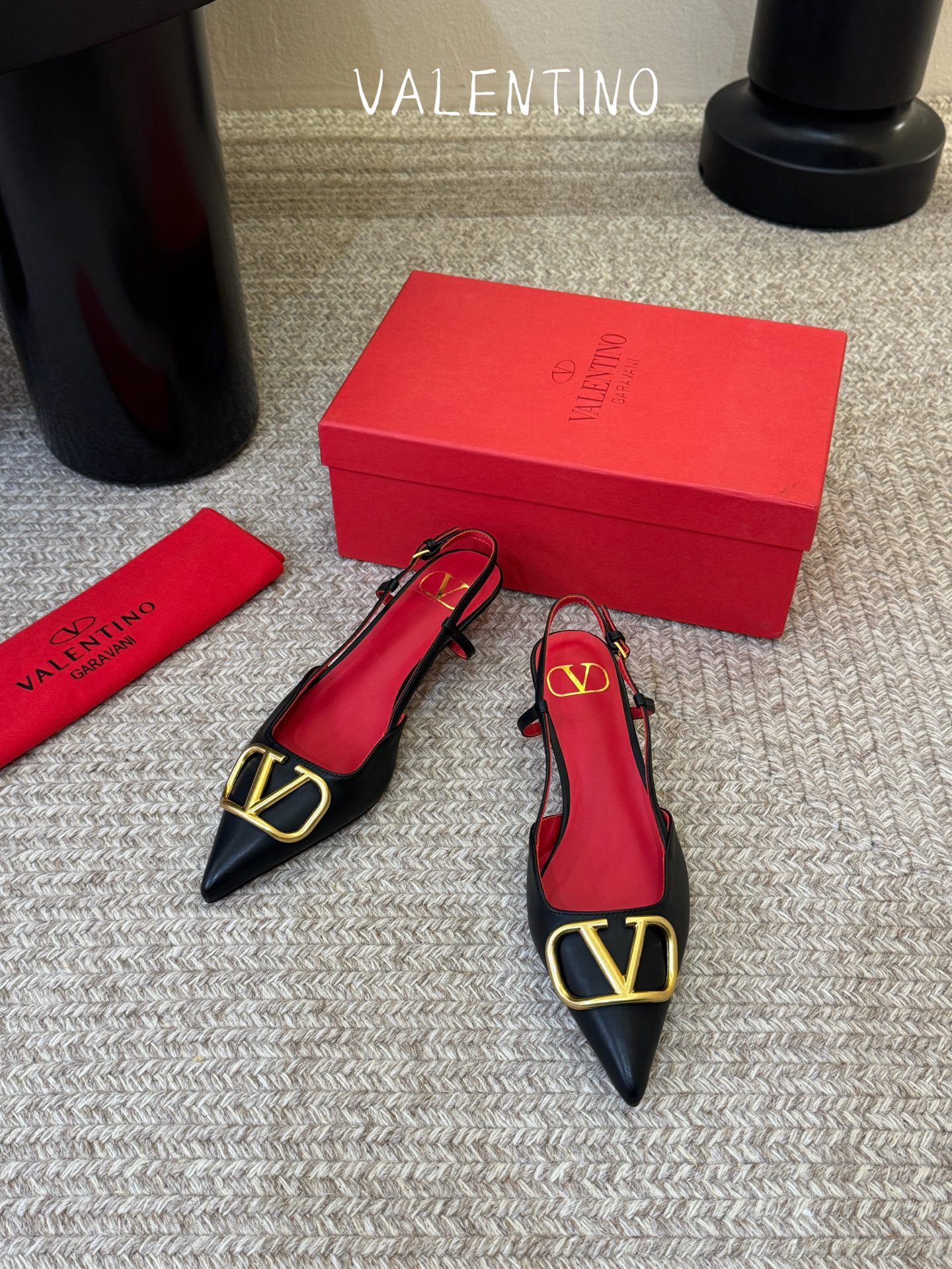 华伦天奴Valentino水晶镶珍珠水钻元素上的金色勾丝点缀水晶镶嵌奢华精致让Valentino包和高跟