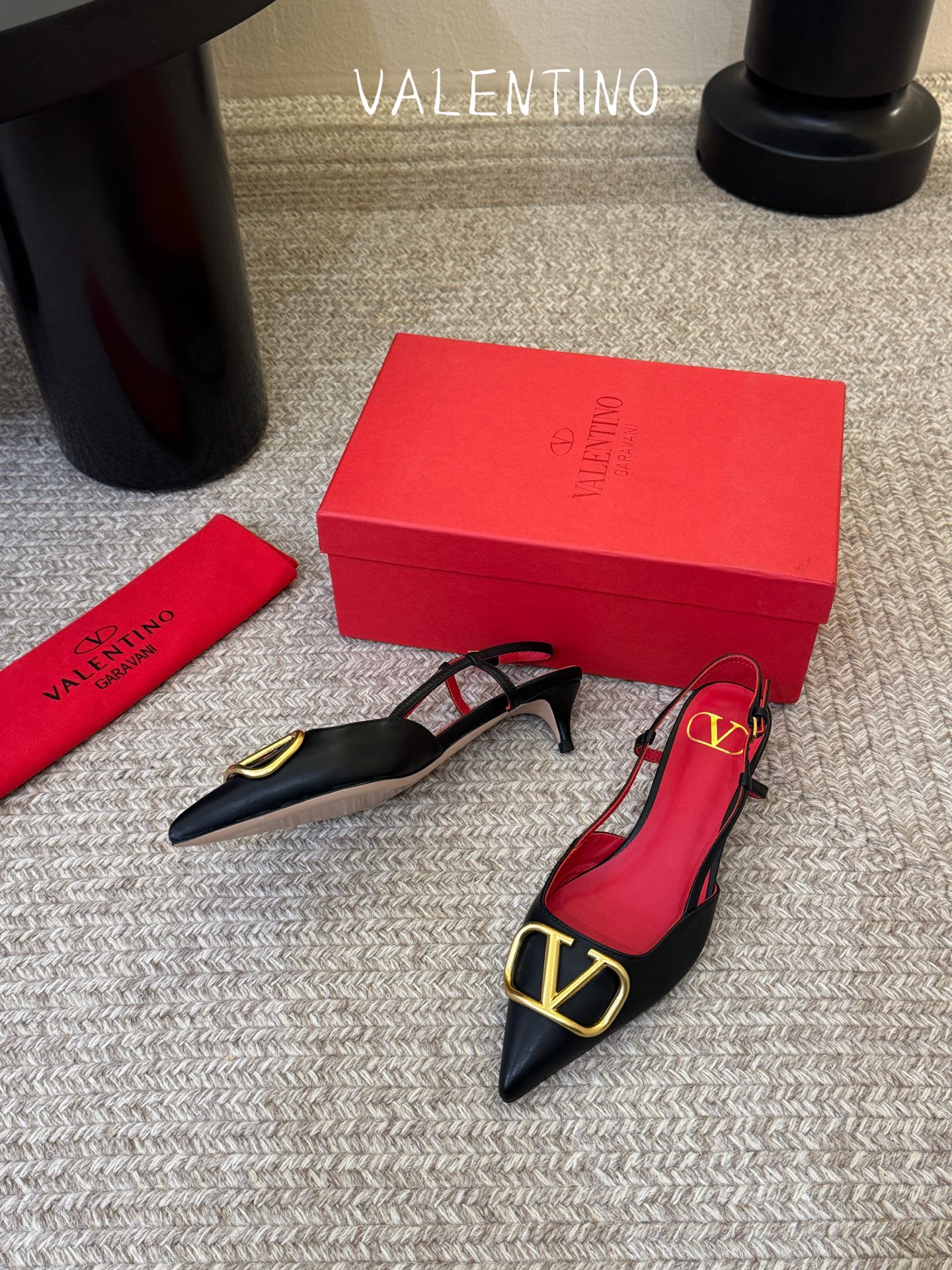 华伦天奴Valentino水晶镶珍珠水钻元素上的金色勾丝点缀水晶镶嵌奢华精致让Valentino包和高跟