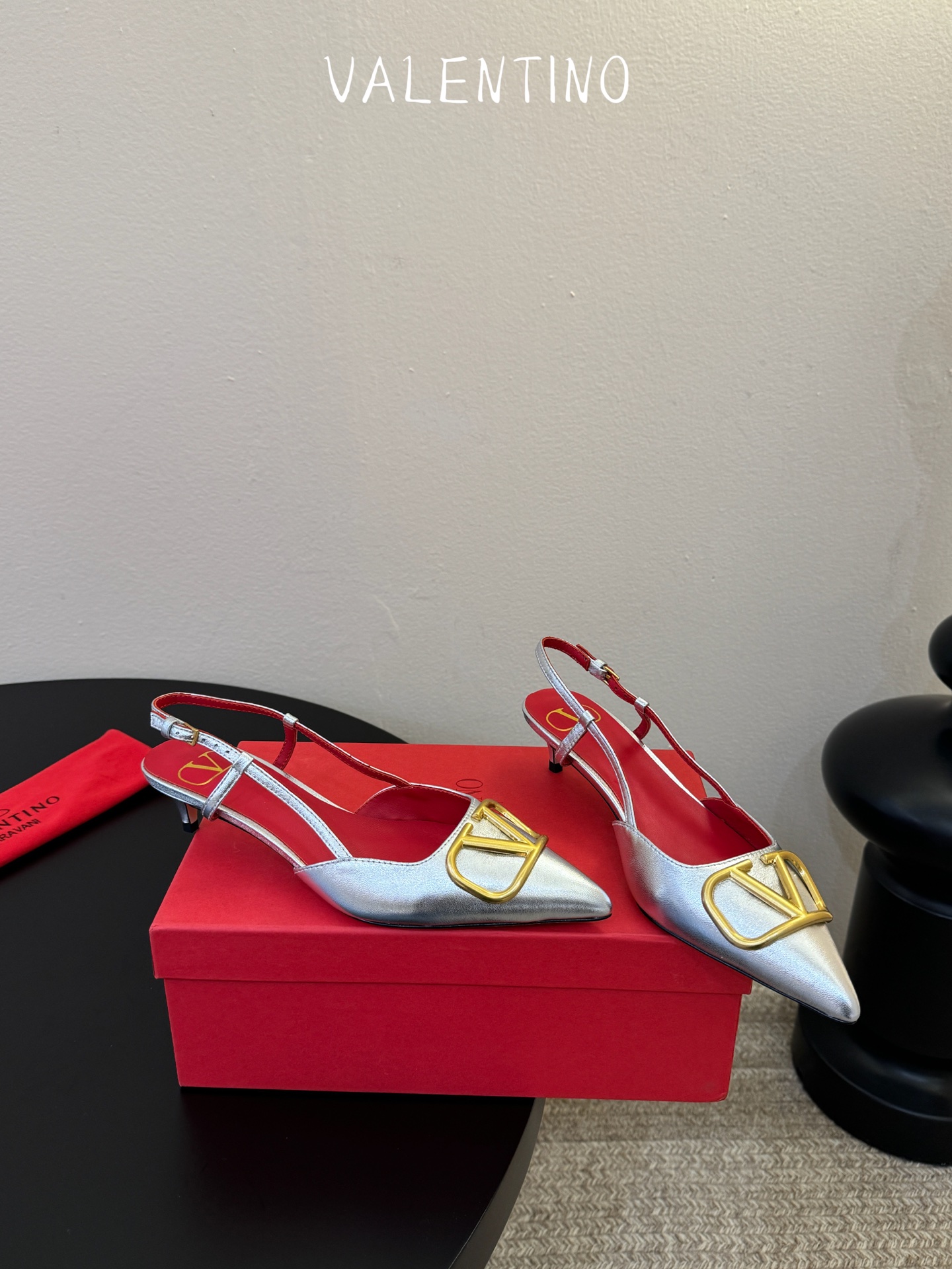 华伦天奴Valentino水晶镶珍珠水钻元素上的金色勾丝点缀水晶镶嵌奢华精致让Valentino包和高跟