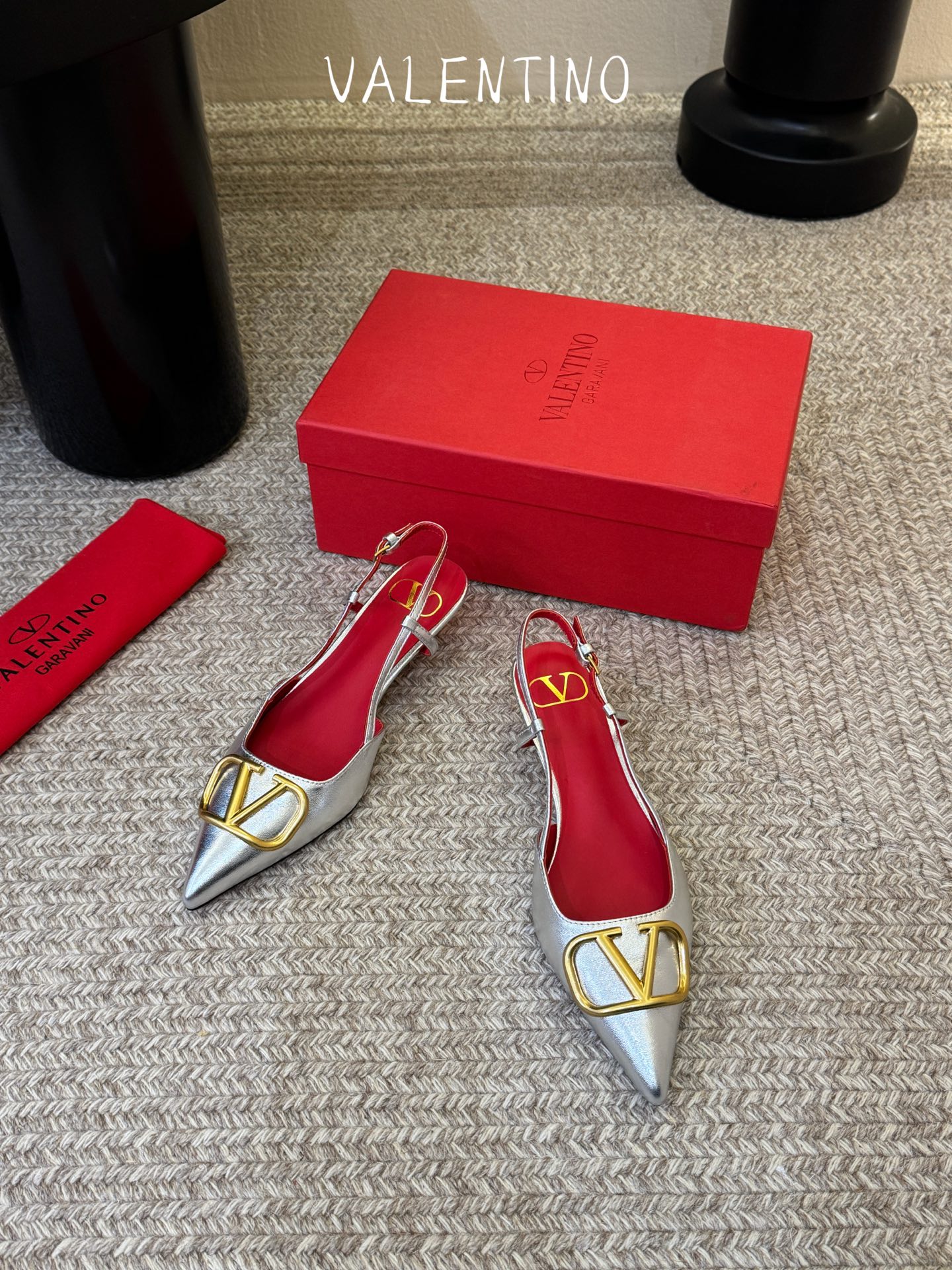 华伦天奴Valentino水晶镶珍珠水钻元素上的金色勾丝点缀水晶镶嵌奢华精致让Valentino包和高跟