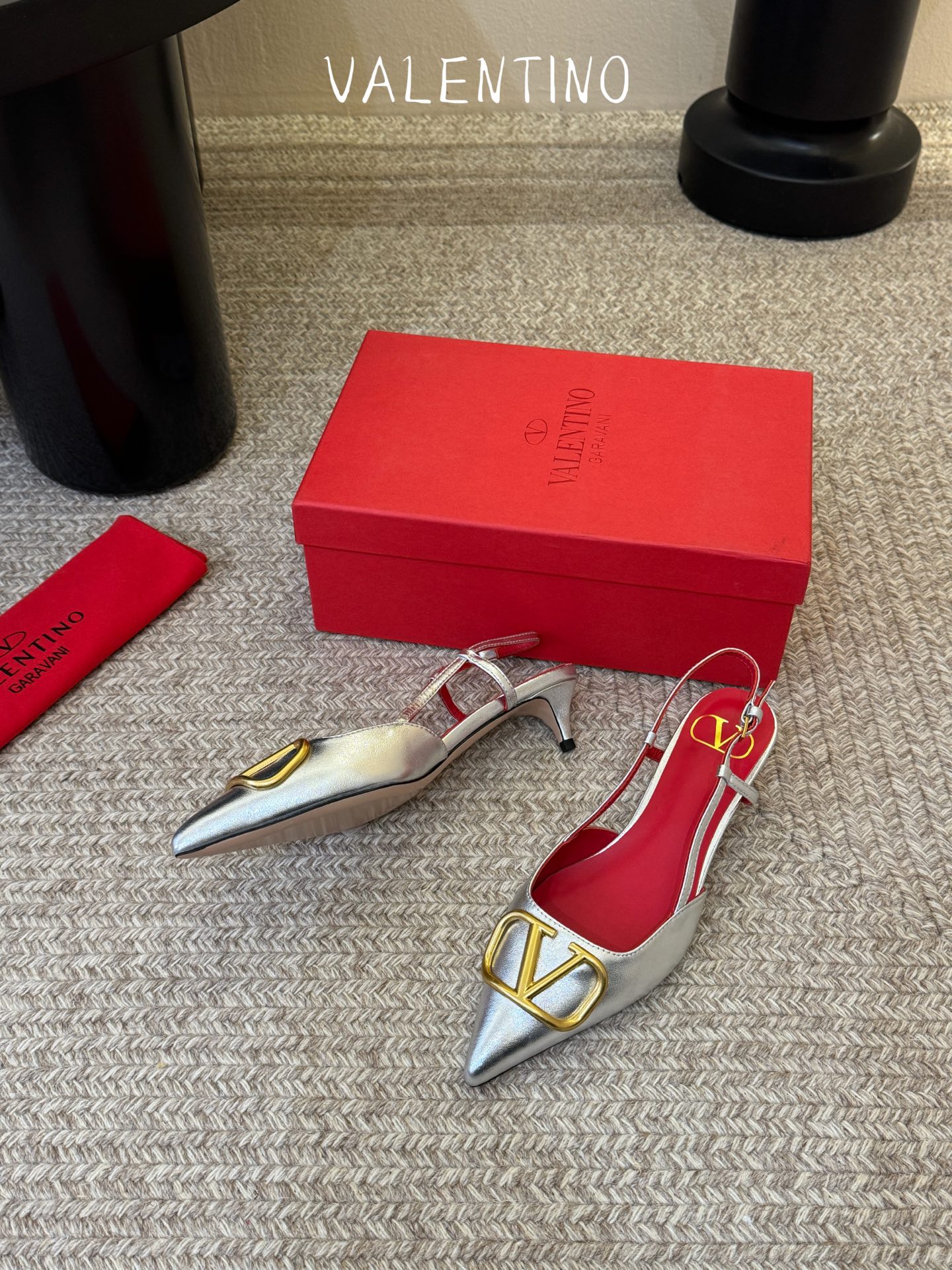 华伦天奴Valentino水晶镶珍珠水钻元素上的金色勾丝点缀水晶镶嵌奢华精致让Valentino包和高跟