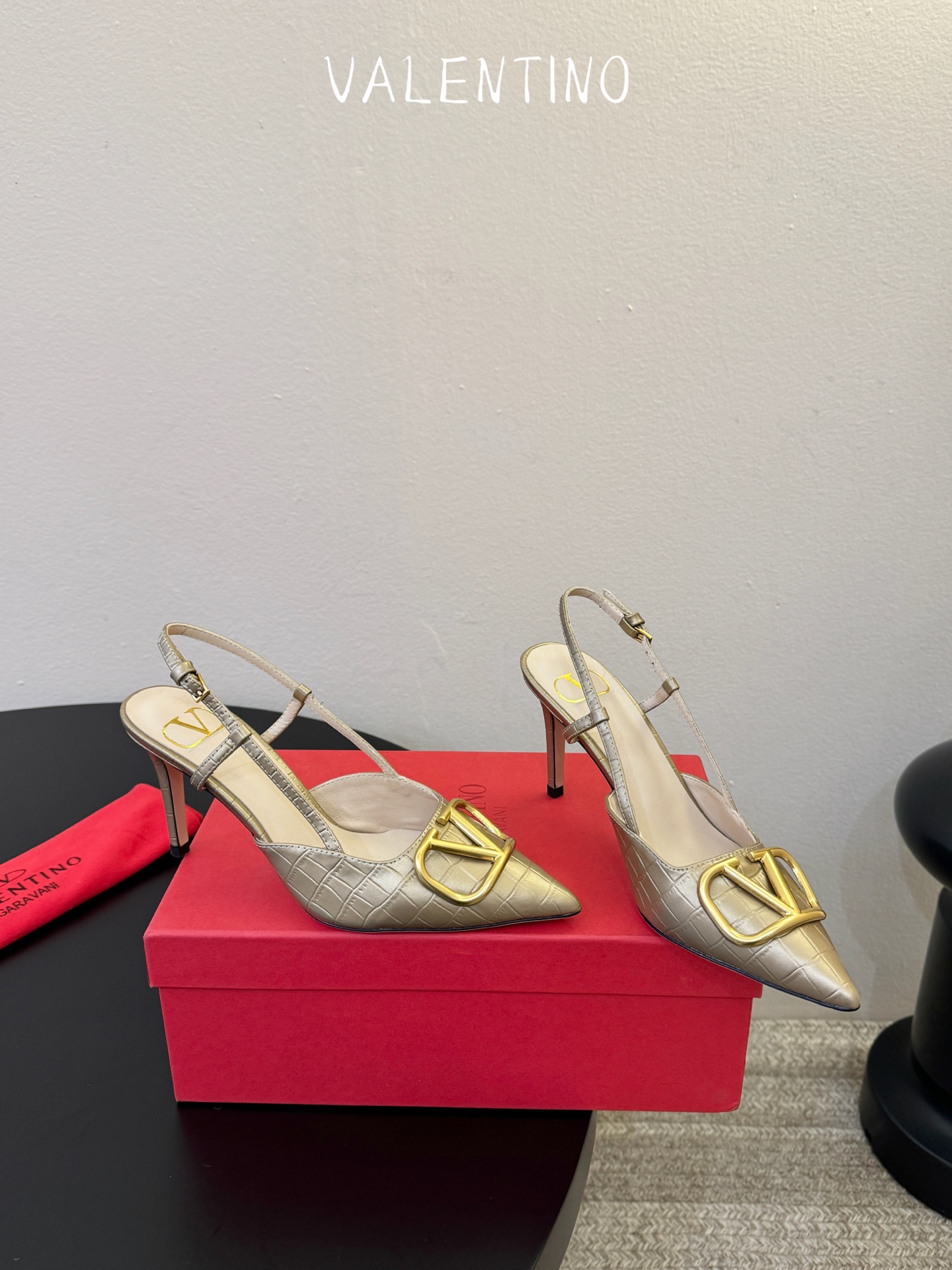 华伦天奴Valentino水晶镶珍珠水钻元素上的金色勾丝点缀水晶镶嵌奢华精致让Valentino包和高跟