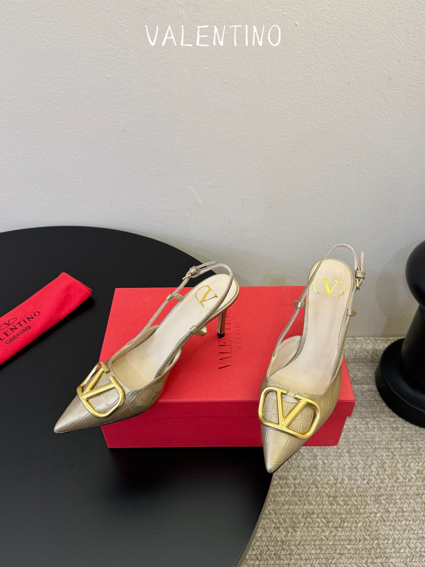 华伦天奴Valentino水晶镶珍珠水钻元素上的金色勾丝点缀水晶镶嵌奢华精致让Valentino包和高跟