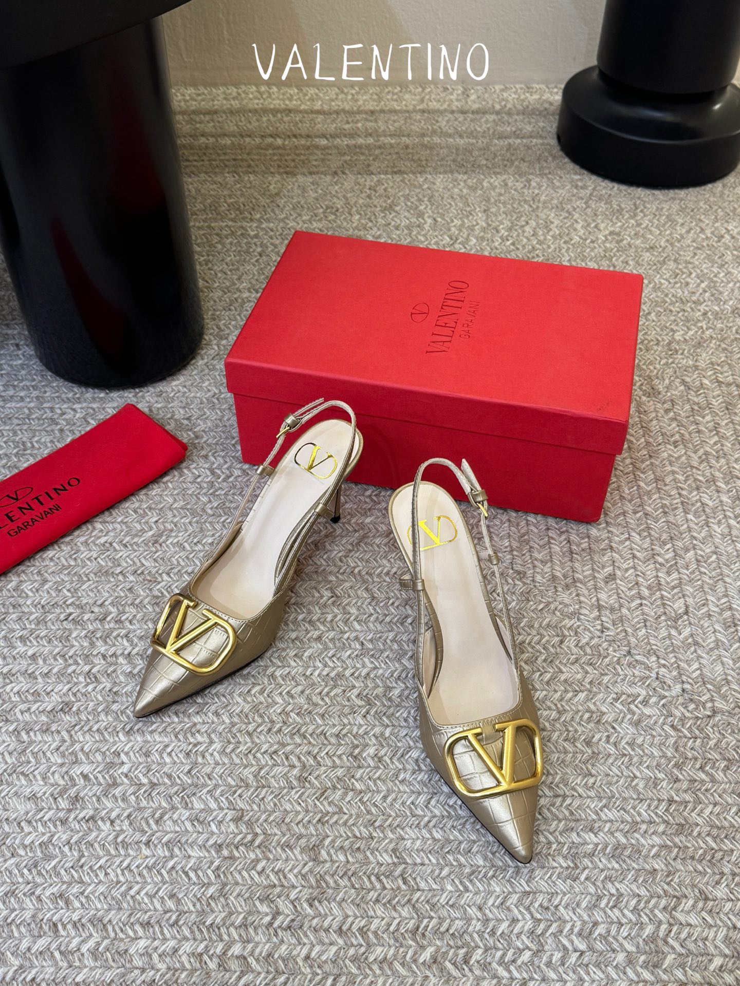 华伦天奴Valentino水晶镶珍珠水钻元素上的金色勾丝点缀水晶镶嵌奢华精致让Valentino包和高跟