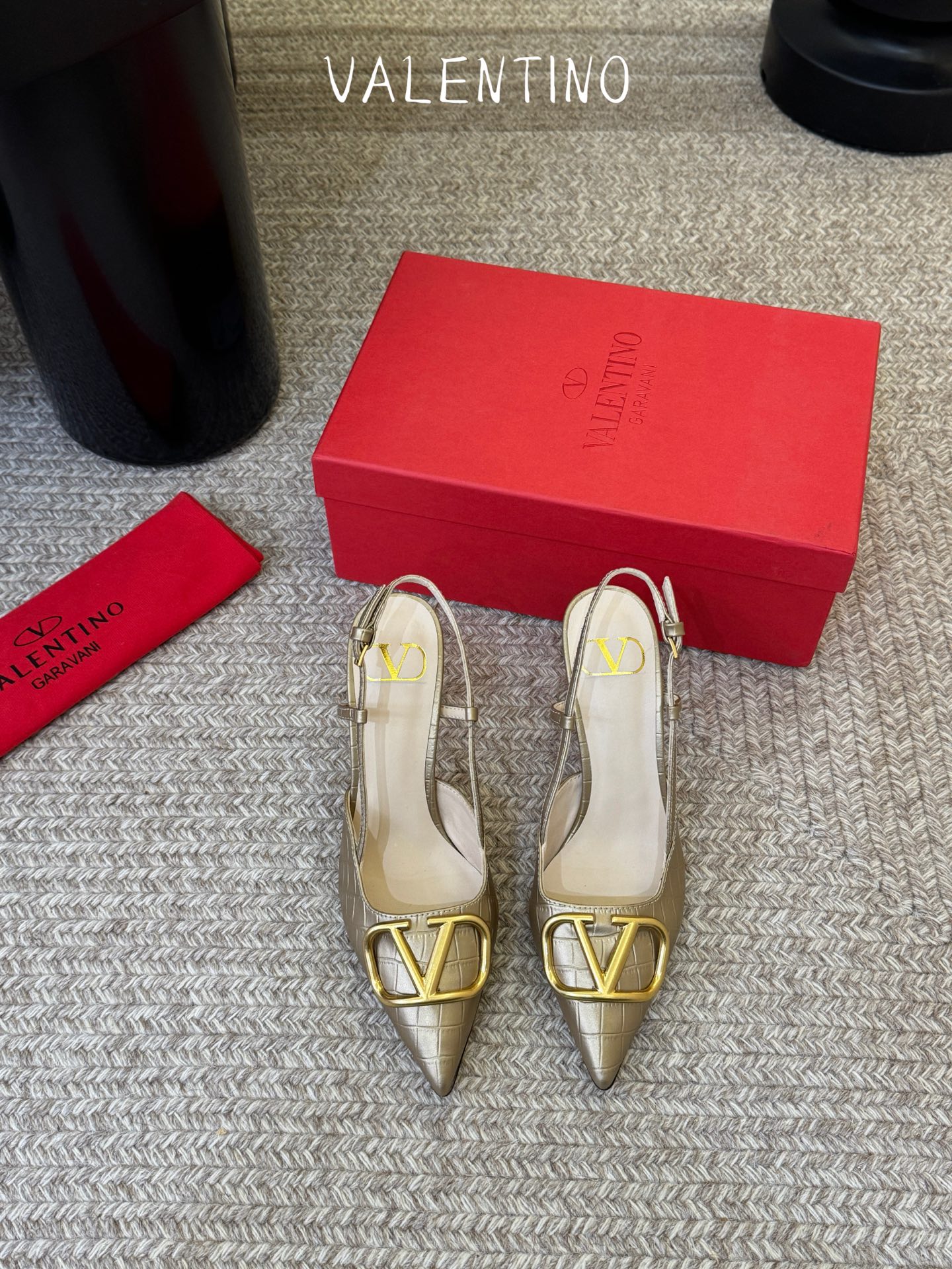 华伦天奴Valentino水晶镶珍珠水钻元素上的金色勾丝点缀水晶镶嵌奢华精致让Valentino包和高跟