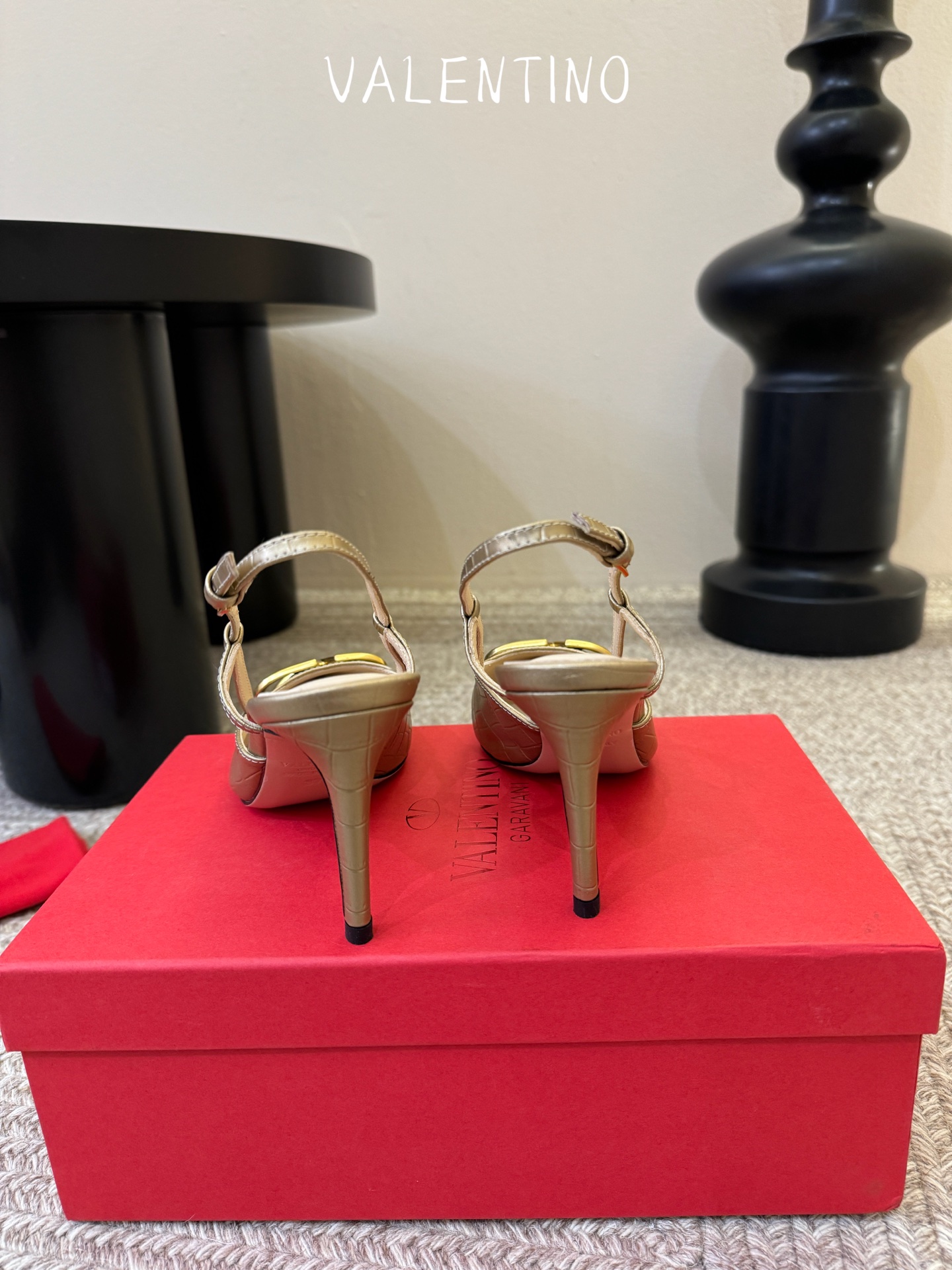 华伦天奴Valentino水晶镶珍珠水钻元素上的金色勾丝点缀水晶镶嵌奢华精致让Valentino包和高跟