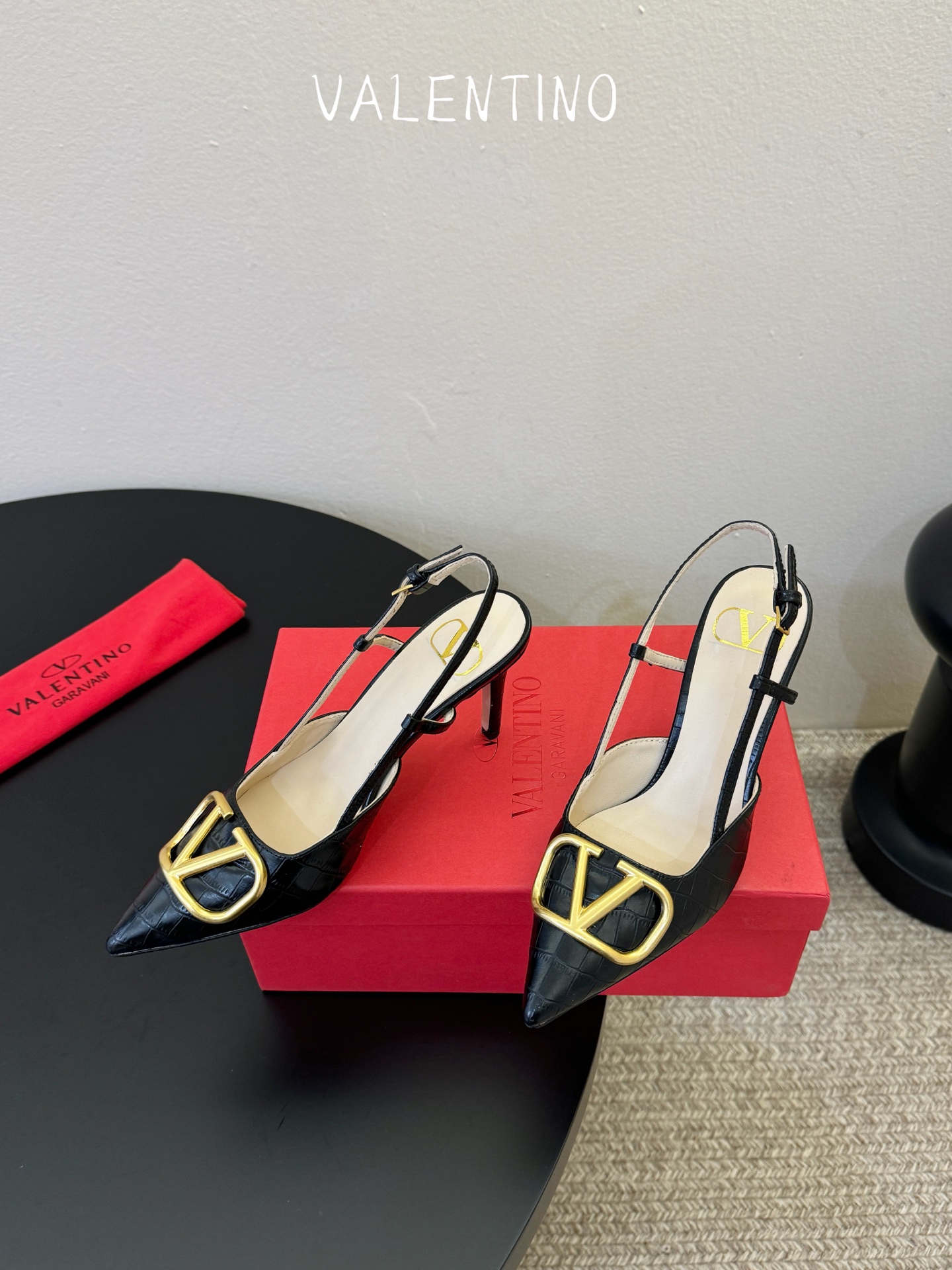 华伦天奴Valentino水晶镶珍珠水钻元素上的金色勾丝点缀水晶镶嵌奢华精致让Valentino包和高跟