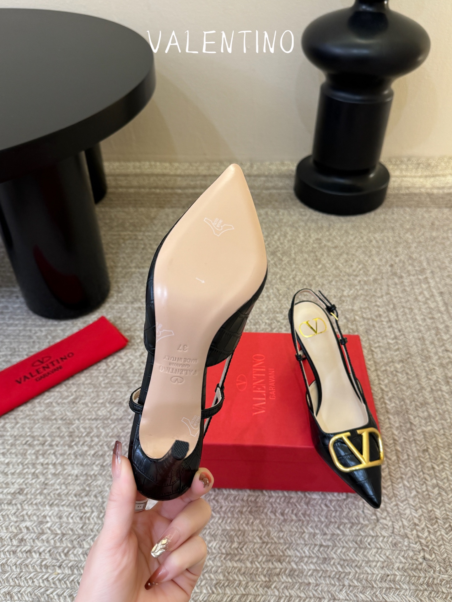 华伦天奴Valentino水晶镶珍珠水钻元素上的金色勾丝点缀水晶镶嵌奢华精致让Valentino包和高跟